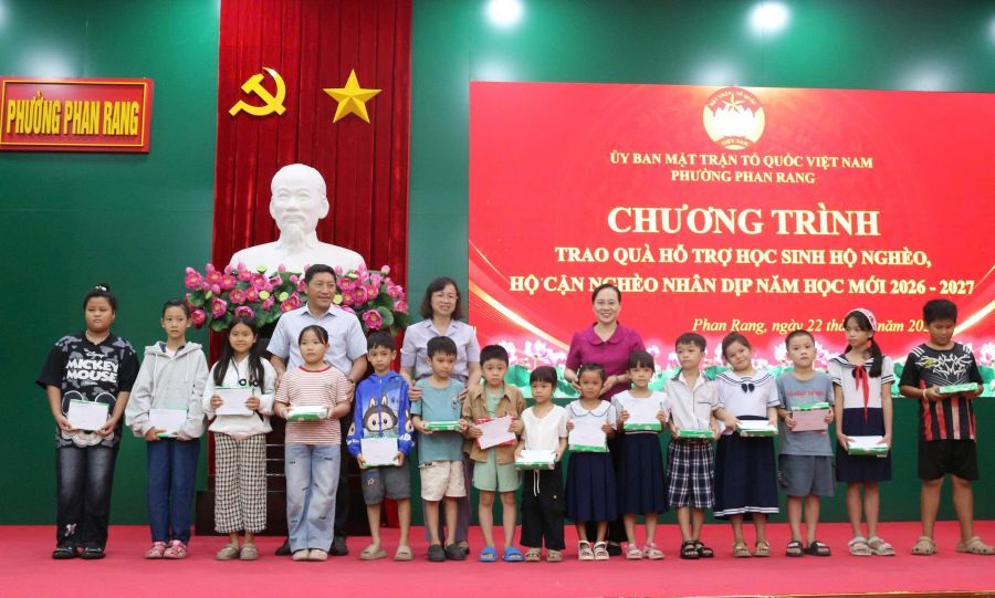 Thường trực Đảng ủy phường Phan Rang tặng quà hỗ trợ học sinh thuộc hộ nghèo, hộ cận nghèo.