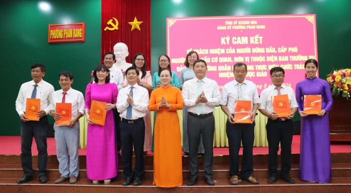 Đảng ủy phường Phan Rang công bố quyết định giải thể và thành lập mới các chi bộ, đảng bộ trường học