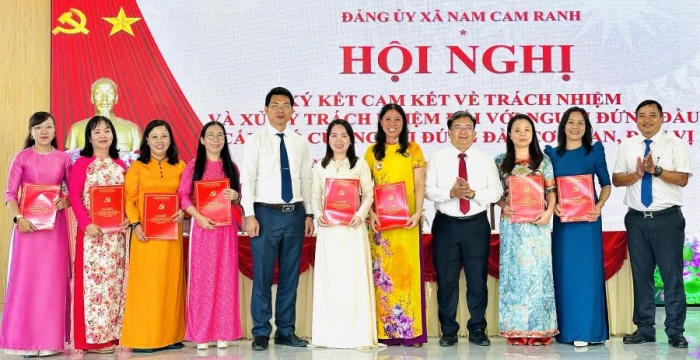 Đảng ủy xã Nam Cam Ranh tổ chức ký cam kết trách nhiệm đối với cán bộ lãnh đạo, quản lý