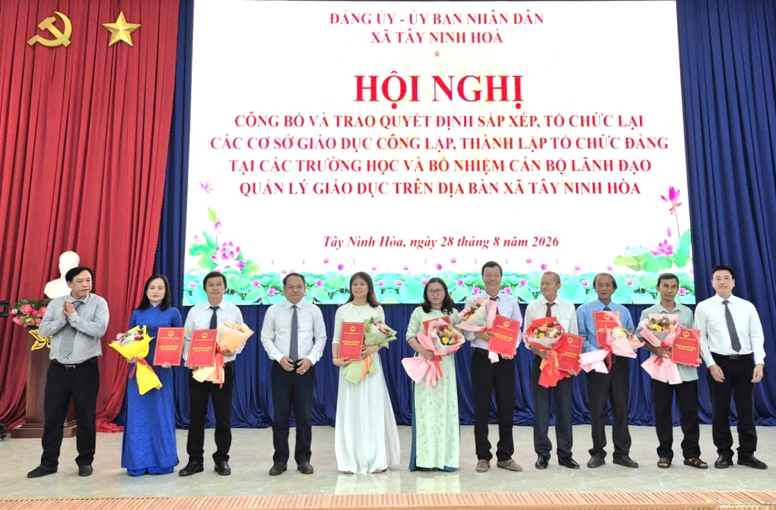 Thường trực Đảng ủy xã Tây Ninh Hòa trao quyết định bổ nhiệm lãnh đạo quản lý các trường.