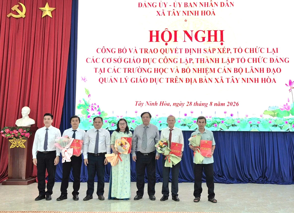 Thường trực Đảng ủy xã Tây Ninh Hòa trao quyết định cho các chi bộ trường.
