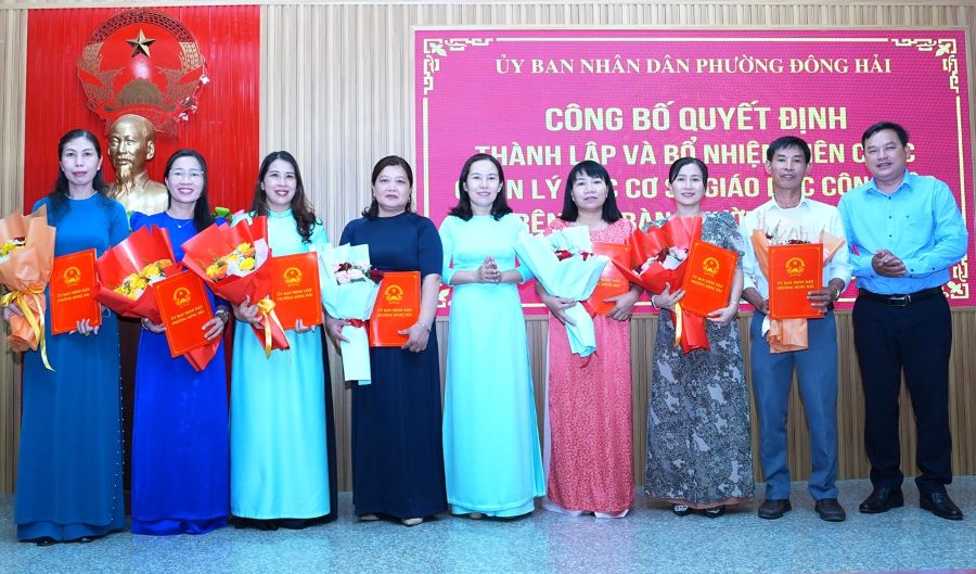 Thuong truc HDND, lanh dao UBND phuong trao quyet dinh Hieu truong, pho hieu truong cap Tieu hoc