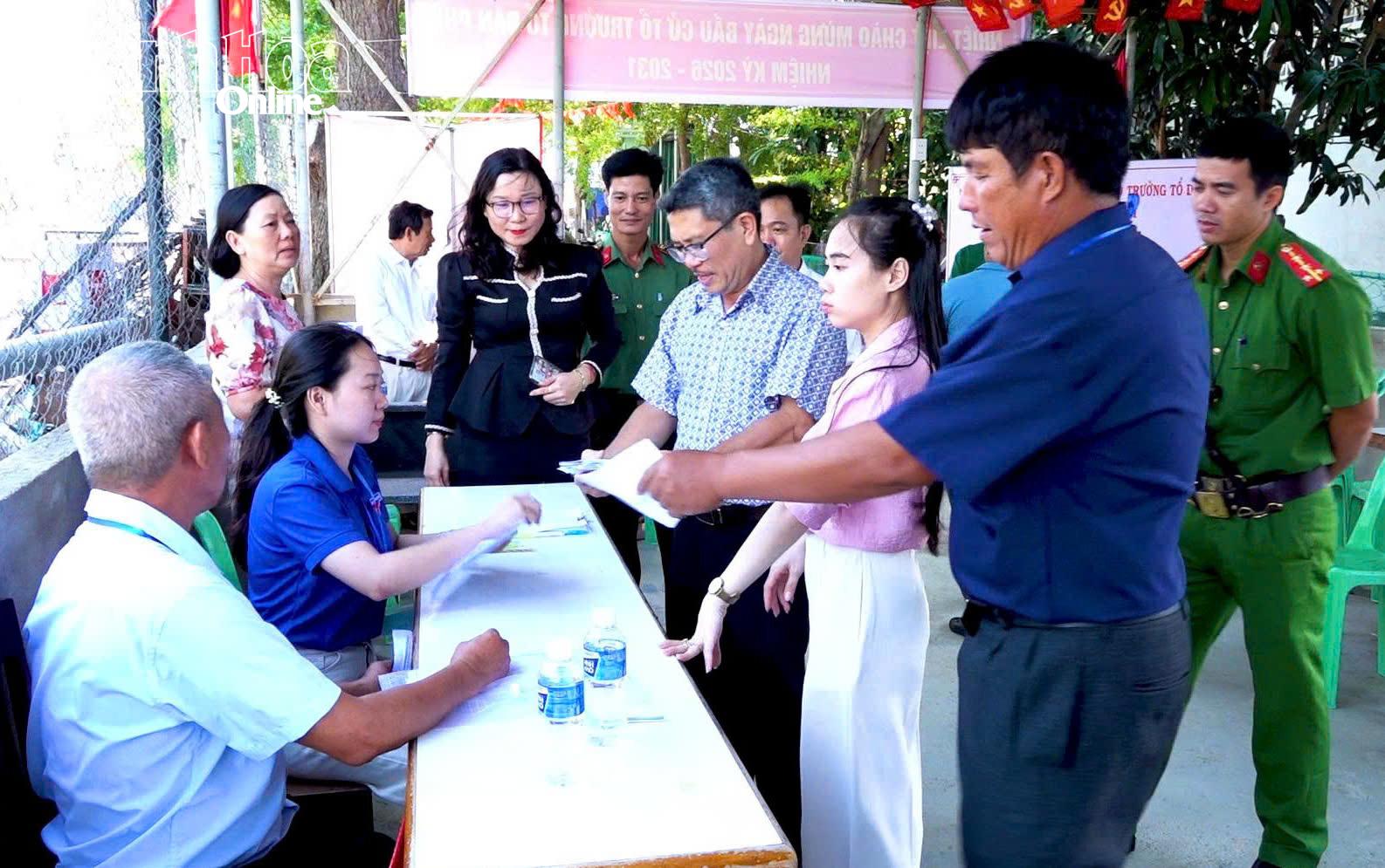 Thường trực Đảng ủy phường Ninh Chử kiểm tra công tác bầu Tổ trưởng tổ dân phố tại Tổ dân phố Khánh Hiệp.