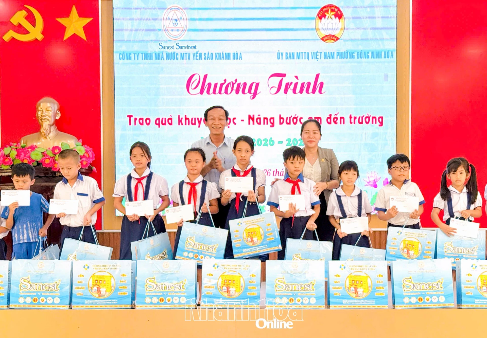 Lãnh đạo phường và doanh nghiệp trao 