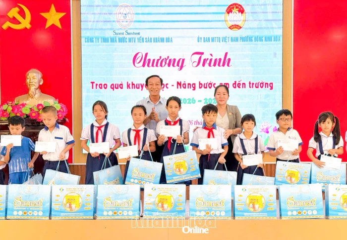 Trao 50 suất quà cho học sinh có hoàn cảnh khó khăn ở phường Đông Ninh Hòa