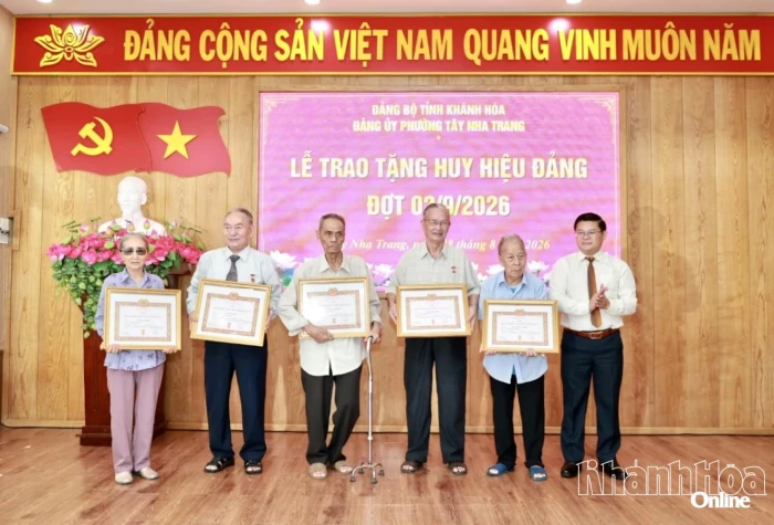 Đảng ủy phường Tây Nha Trang trao Huy hiệu Đảng cho 188 đảng viên
