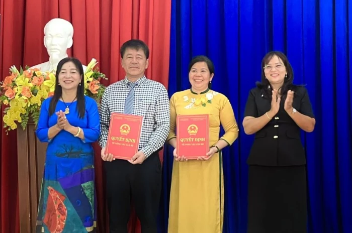 Xã Tây Khánh Vĩnh công bố quyết định thành lập 2 trường học và công tác cán bộ
