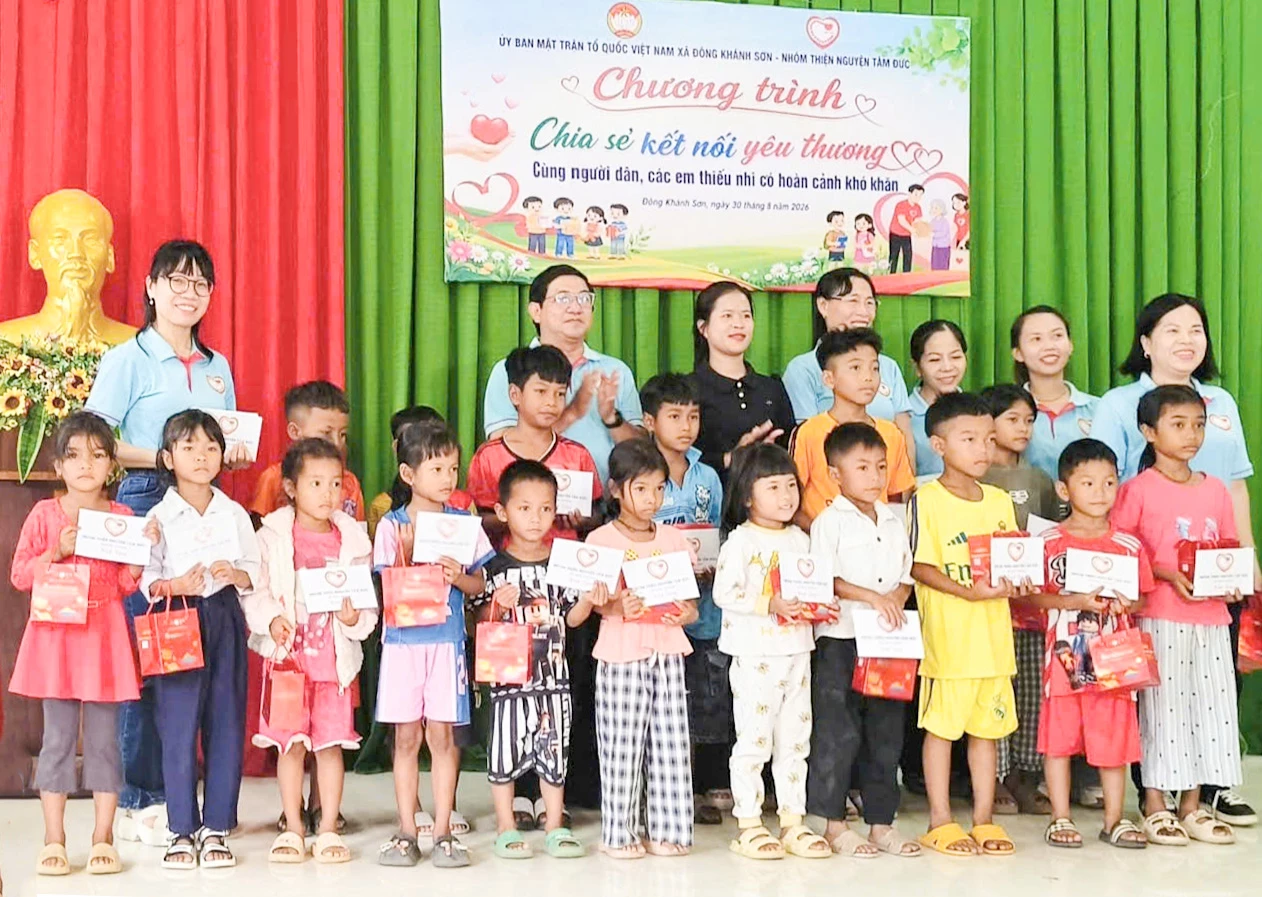 Tặng quà cho trẻ em, học sinh người dân tộc thiểu số trên địa bàn xã Đông Khánh Sơn.