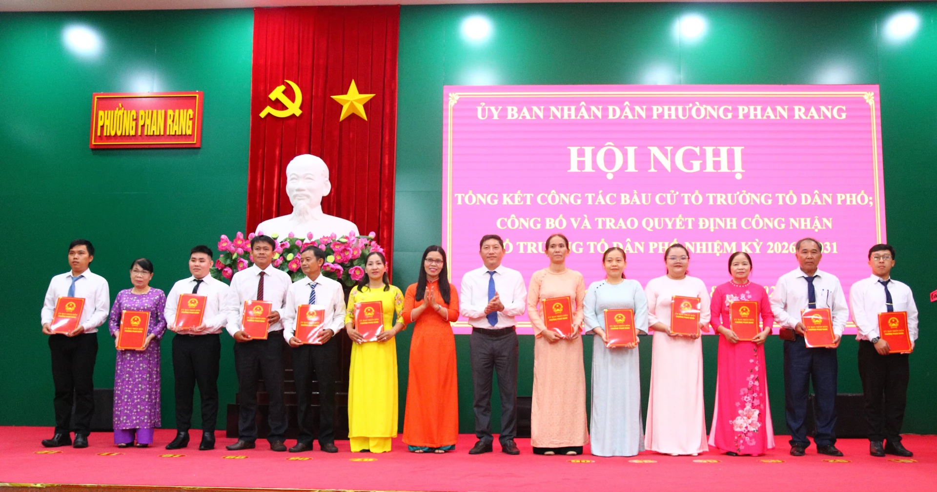 Lãnh đạo Đảng uỷ phường trao quyết định công nhận tổ trưởng tổ dân phố, nhiệm kỳ 2026 - 2031.