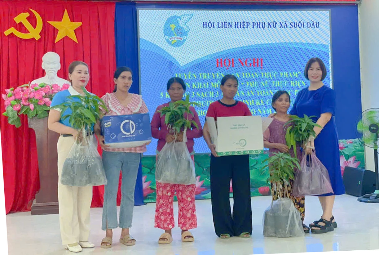 Lãnh đạo Hội Liên hiệp Phụ nữ xã trao phương tiện sinh kế cho phụ nữ vừa thoát cận nghèo.