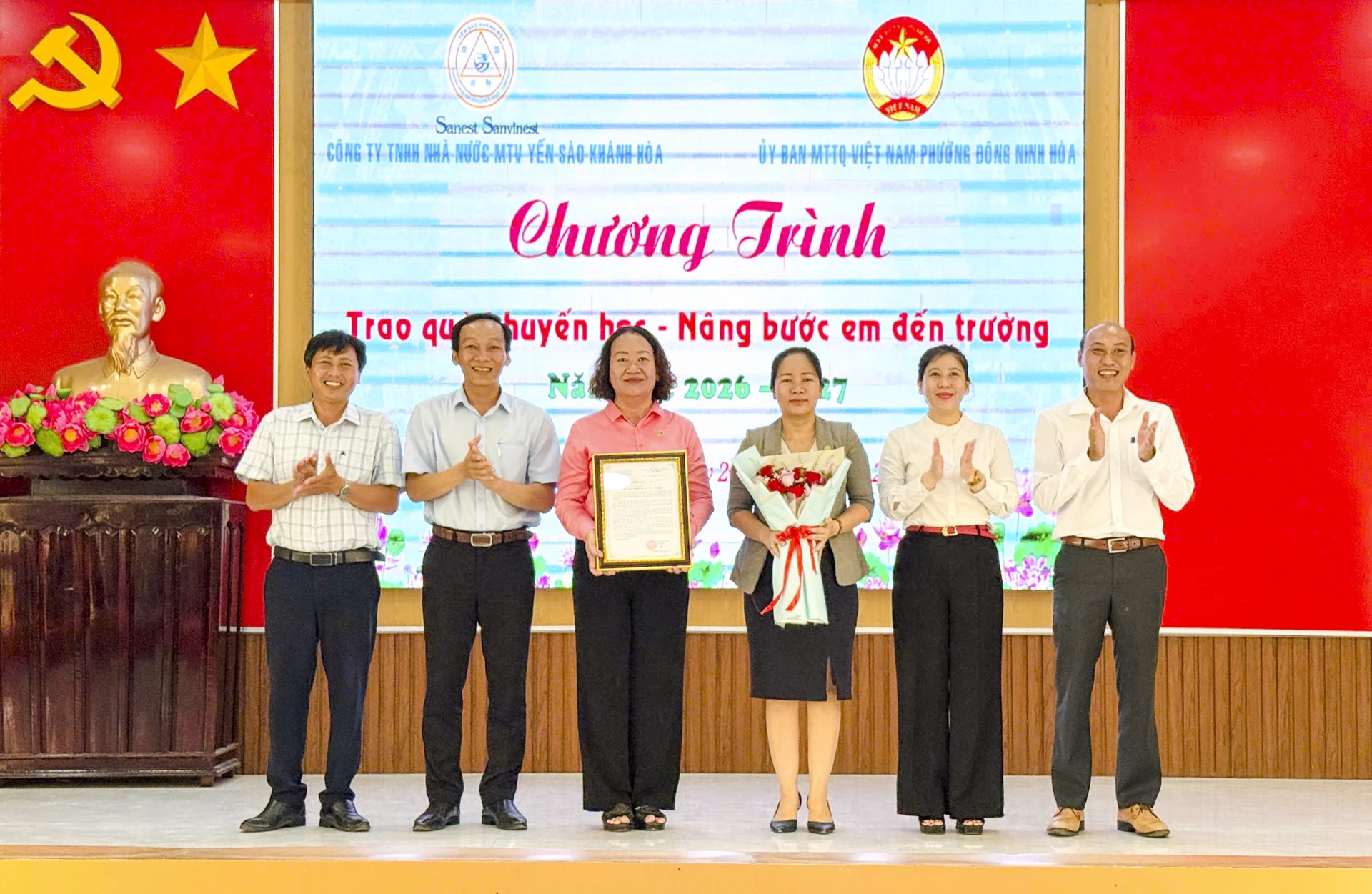 Lãnh đạo phường Đông Ninh Hòa trao 