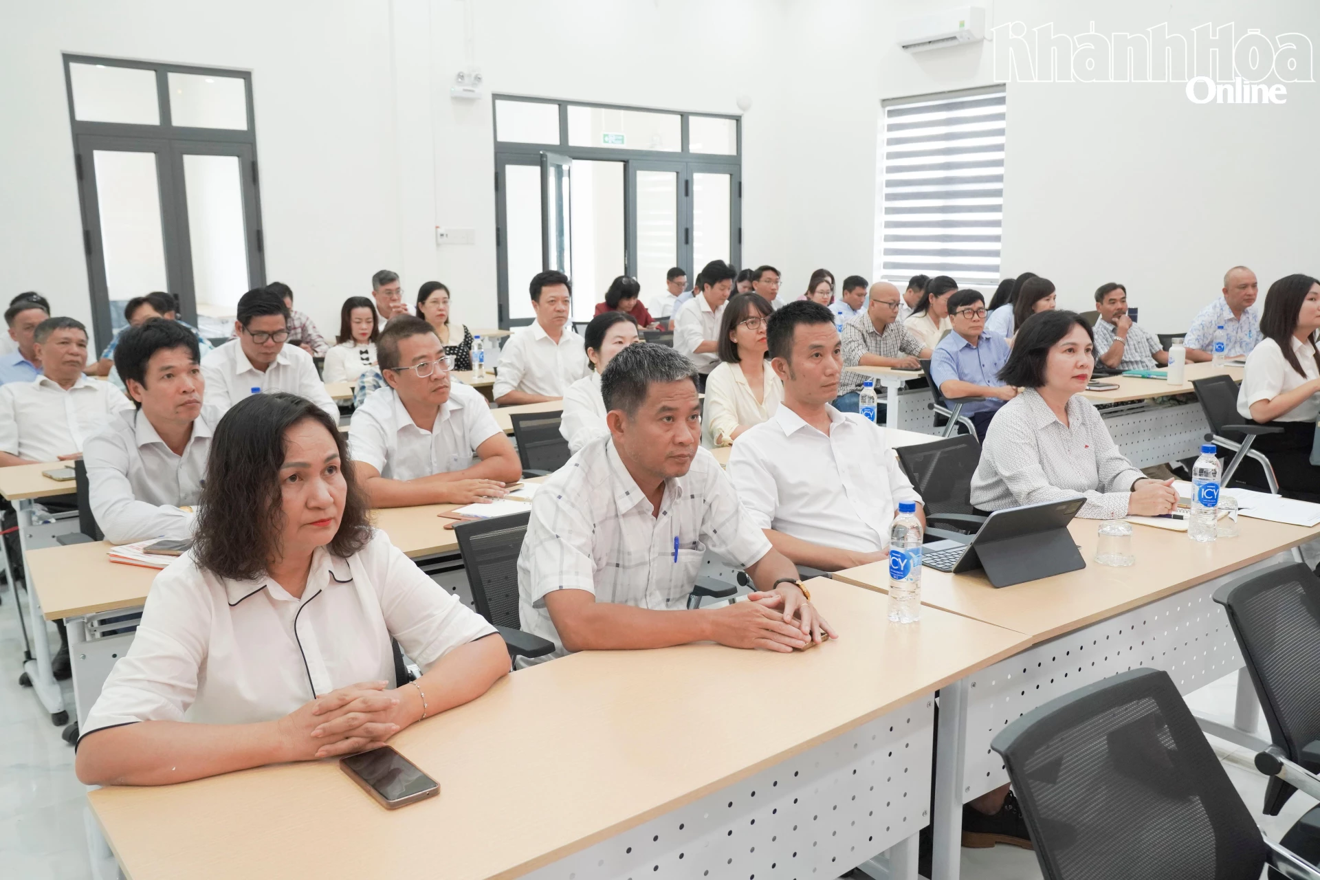 Lãnh đạo các phòng chuyên môn dự lễ phát động.