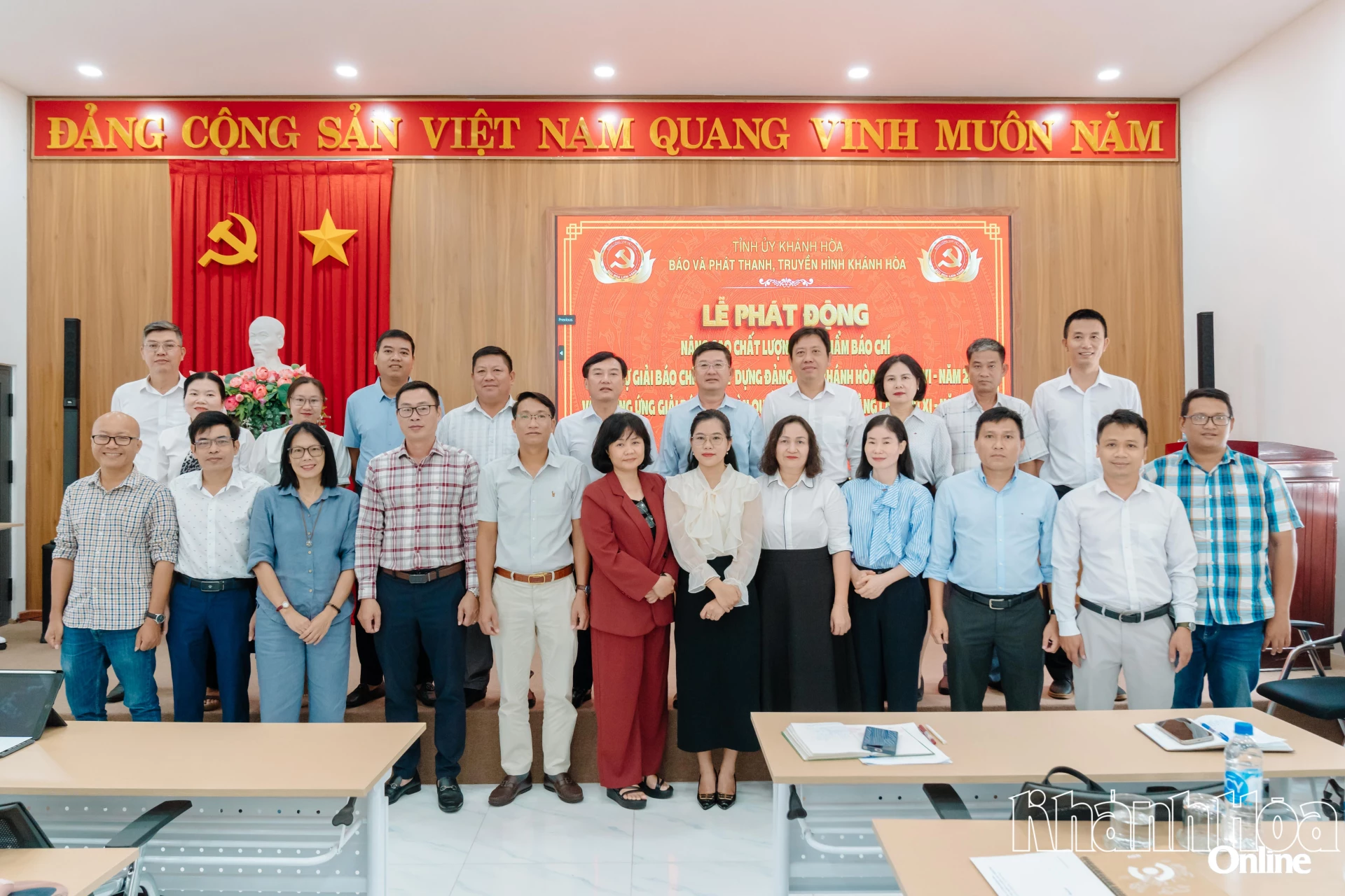 Ban Giám đốc Báo và Phát thanh, Truyền hình Khánh Hòa cùng lãnh đạo các phòng chuyên môn, phóng viên, biên tập viên dự lễ phát động.