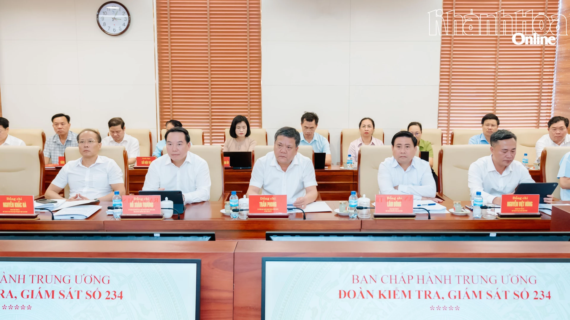 Các đồng chí Thường trực Tỉnh ủy Khánh Hòa (hàng đầu) làm việc với Đoàn Kiểm tra, giám sát số 234.