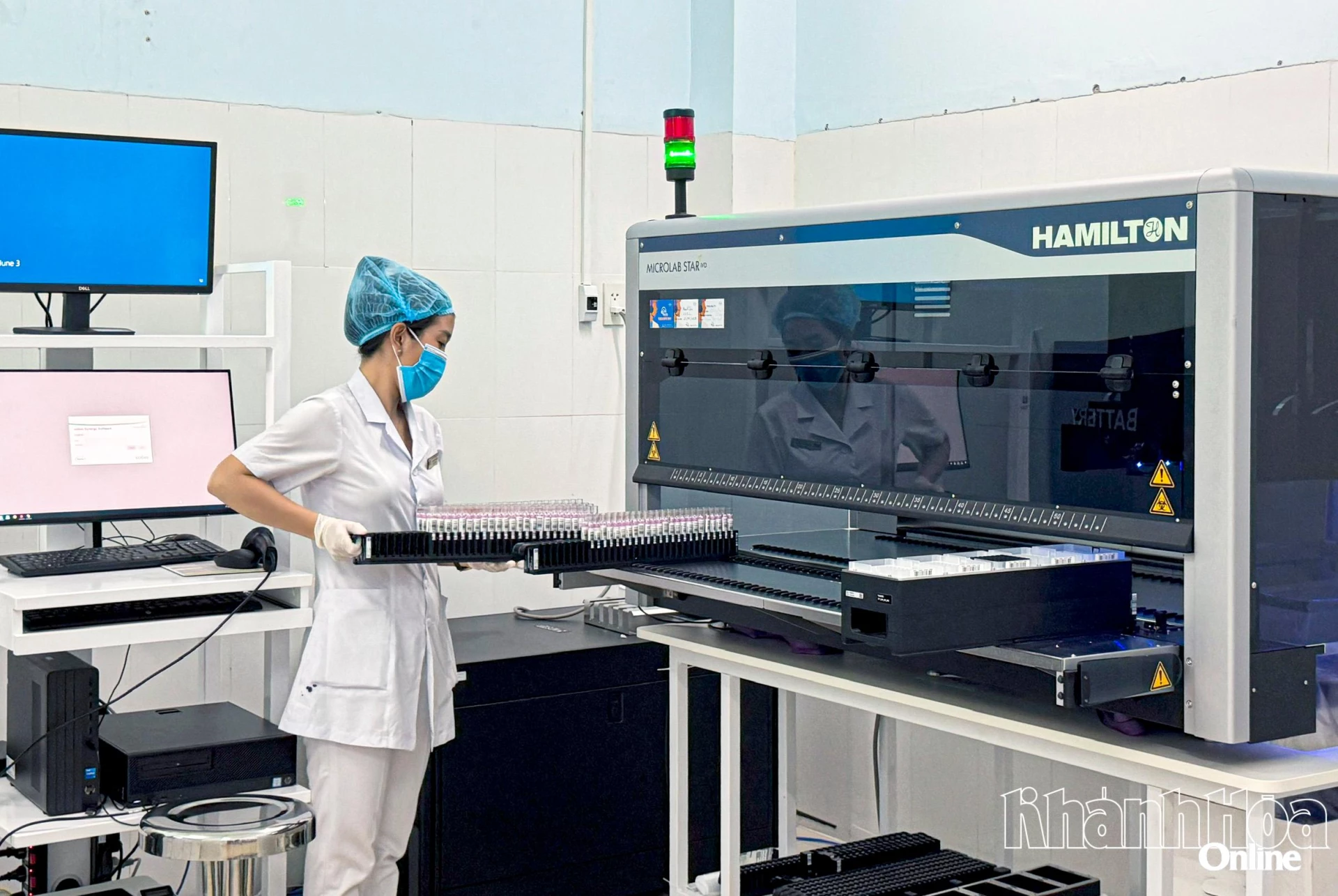 Cán bộ y tế Trung tâm Huyết học - Truyền máu Khánh Hòa thực hiện công đoạn xét nghiệm tầm soát bệnh lý Thalassemia, thiếu máu, thiếu sắt.