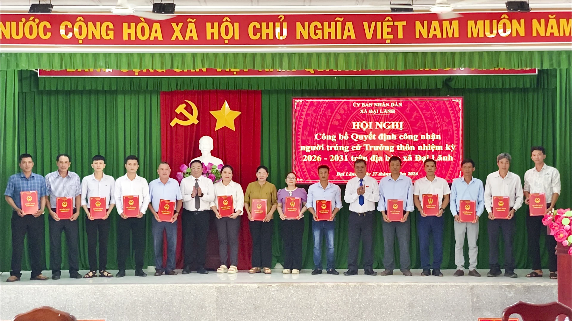 Lãnh đạo xã Đại Lãnh trao quyết định công nhận cho các trưởng thôn.