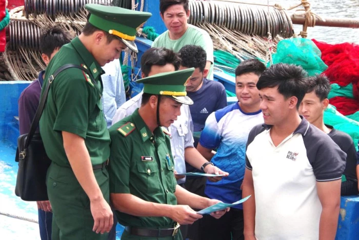 Đồn Biên phòng Cửa khẩu cảng Cà Ná tuyên truyền chống khai thác IUU cho ngư dân