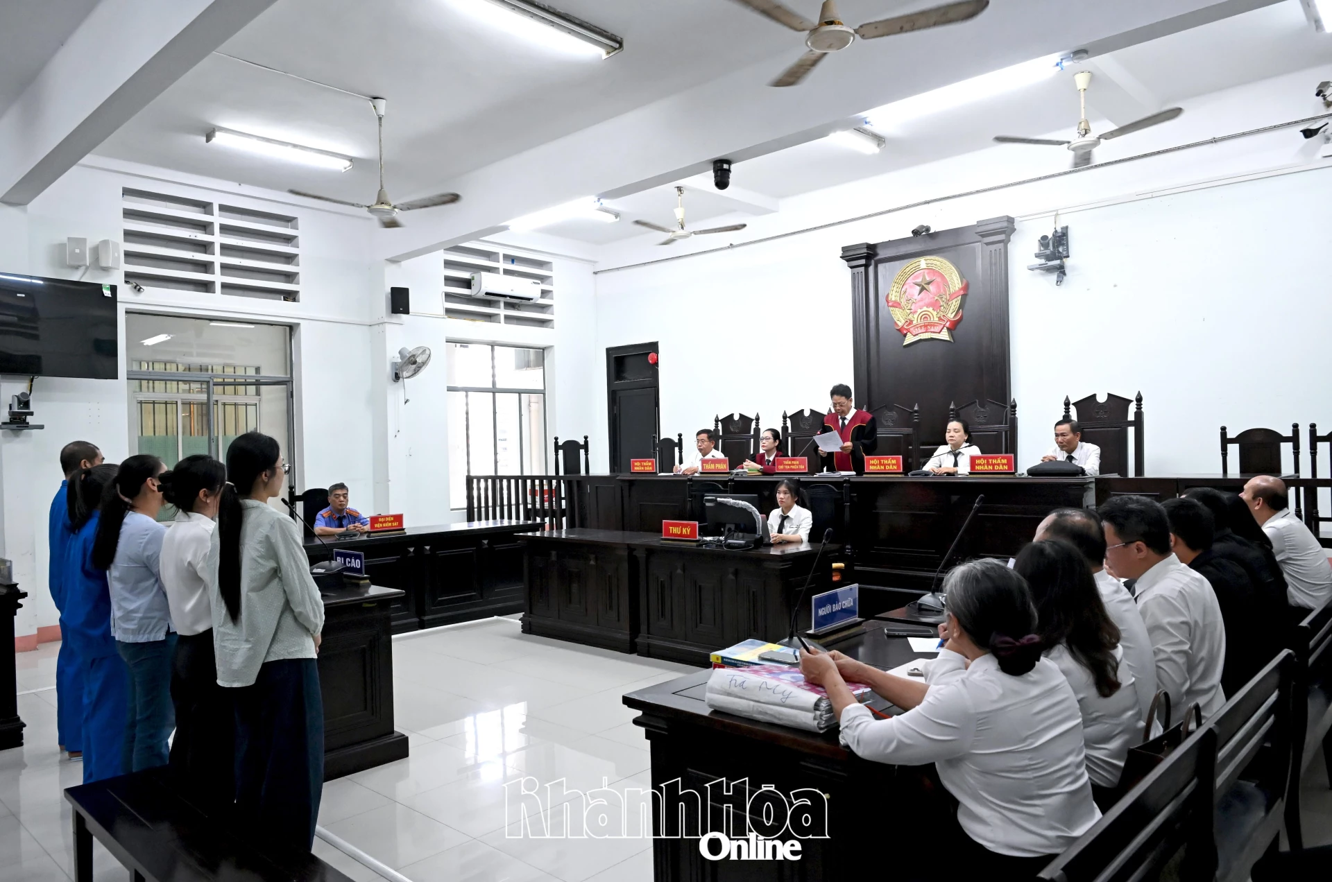 Hội đồng xét xử công bố quyết định trả hồ sơ.