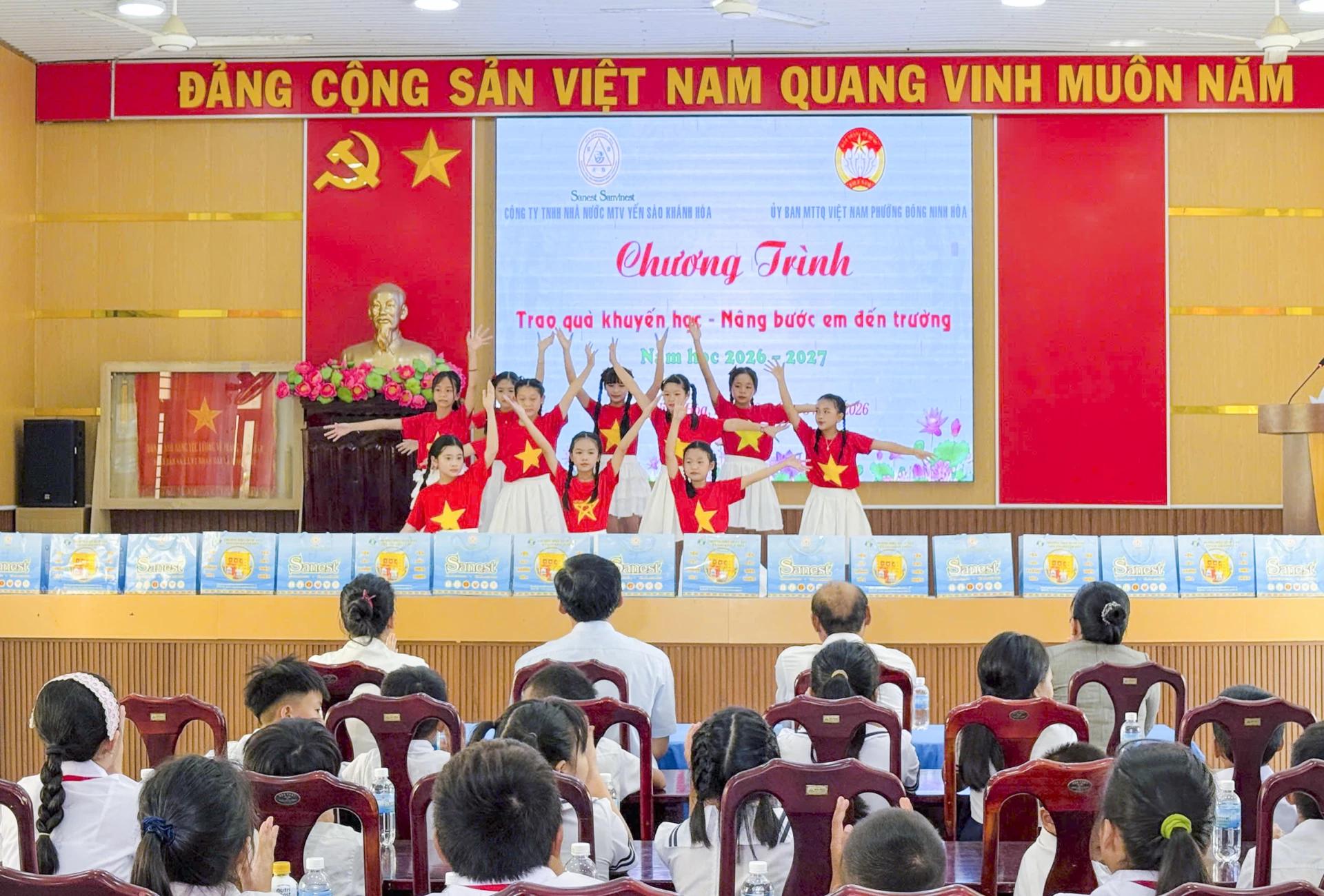 Một tiết mục vân nghệ do các em học sinh biểu diễn tại chương trình.