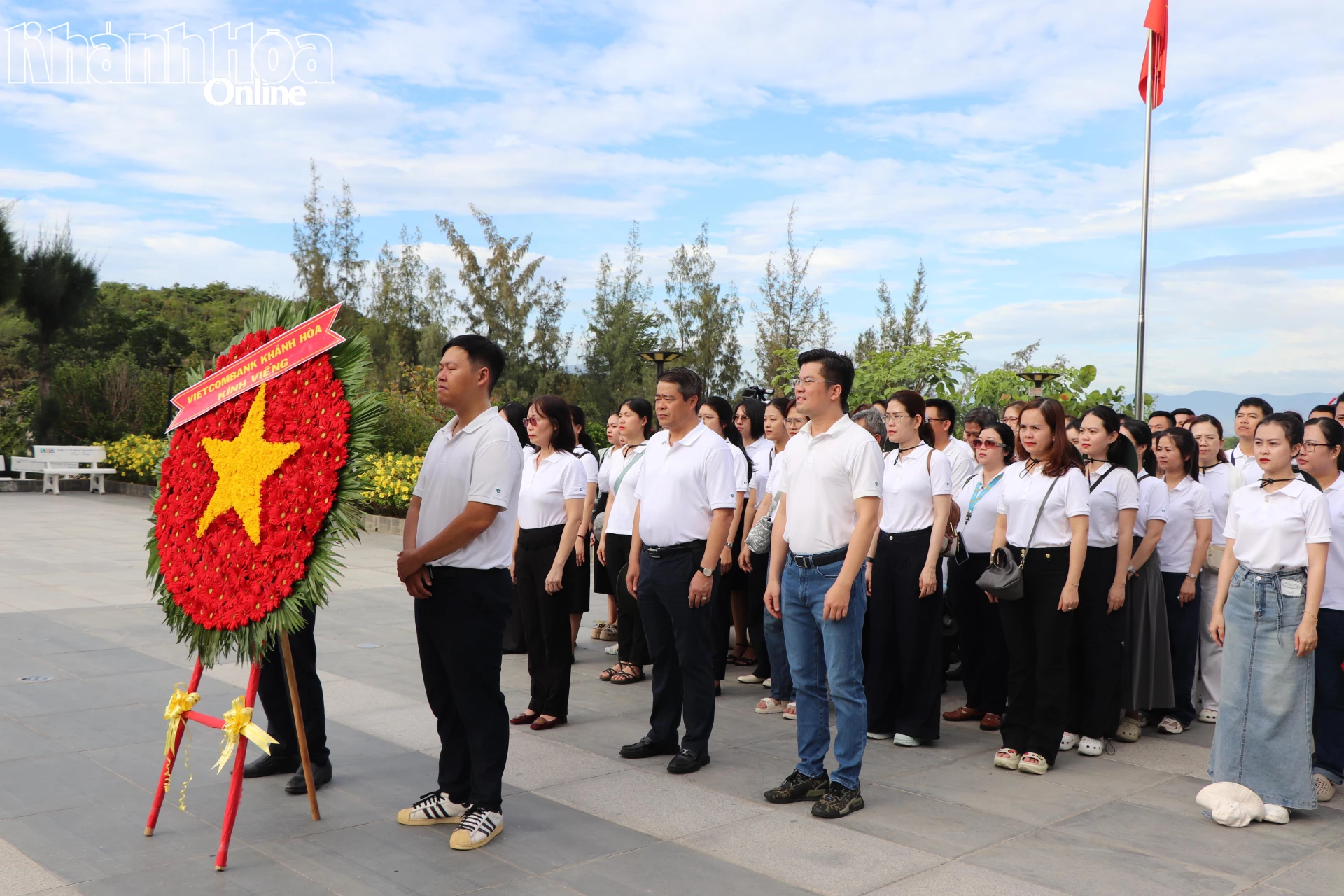 Tập thể lãnh đạo, cán bộ, người lao động Vietcombank Khánh Hòa dâng hoa tưởng nhớ các anh hùng liệt sĩ tại Khu tưởng niệm chiến sĩ Gạc Ma.