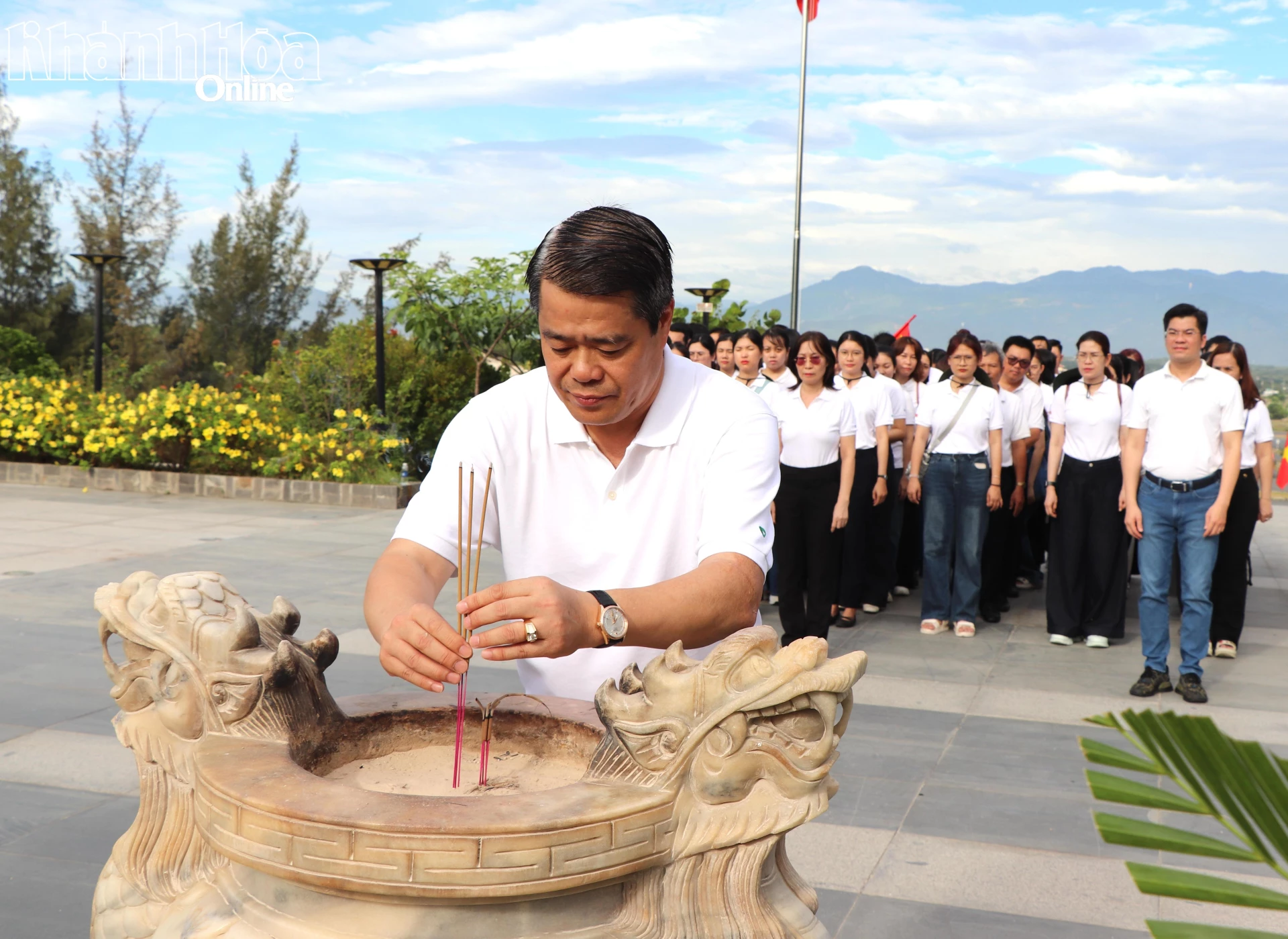 Ông Phạm Ngọc Huyến - Bí thư Đảng uỷ, Giám đốc Vietcombank Khánh Hòa dâng hương tại Khu tưởng niệm chiến sĩ Gạc Ma.