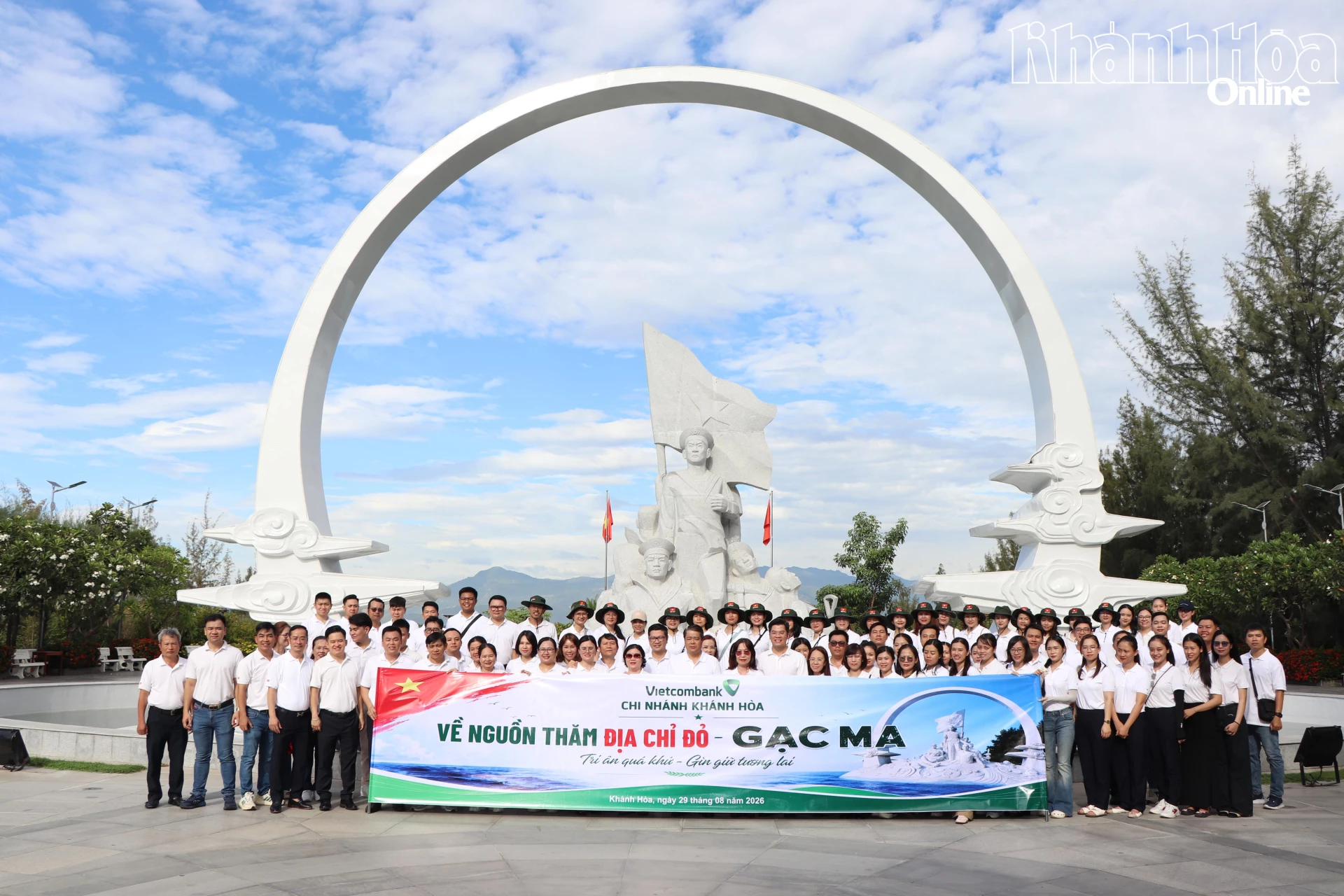 Tập thể lãnh đạo, cán bộ, người lao động Vietcombank Khánh Hòa chụp ảnh lưu niệm chương trình về nguồn thăm địa chỉ đỏ tại Khu tưởng niệm chiến sĩ Gạc Ma.