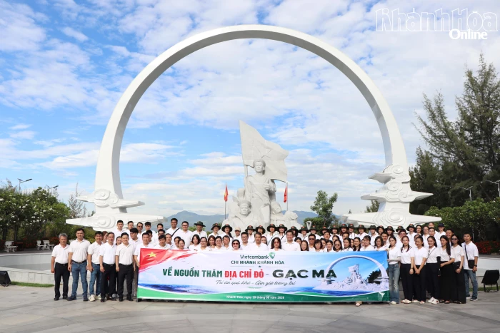 Vietcombank Chi nhánh Khánh Hòa dâng hương, dâng hoa tại Khu tưởng niệm chiến sĩ Gạc Ma