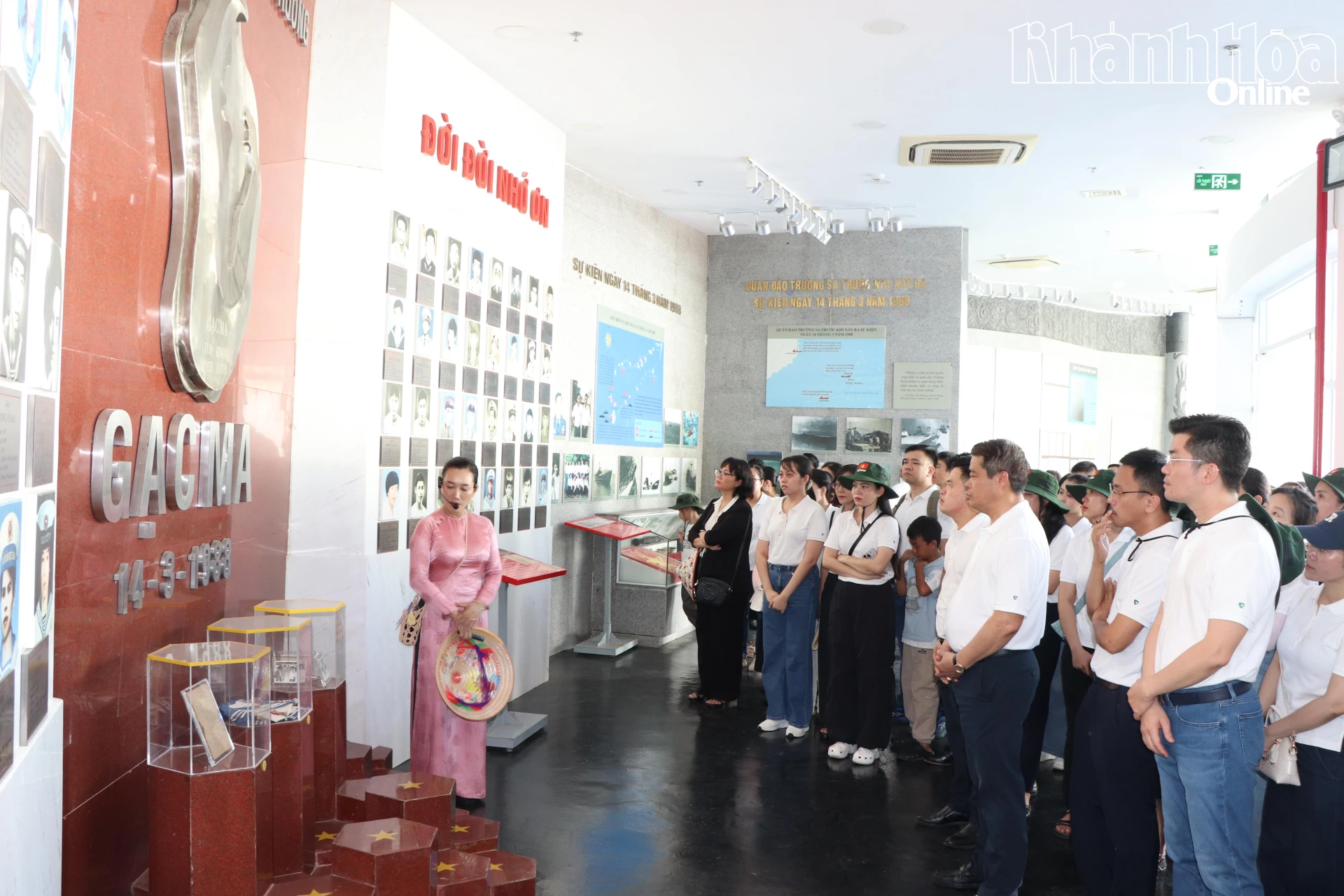 Tập thể lãnh đạo, cán bộ, người lao động Vietcombank Khánh Hòa tham quan nơi trưng bày các hiện vật gắn với cuộc đời các chiến sĩ Gạc Ma. 
