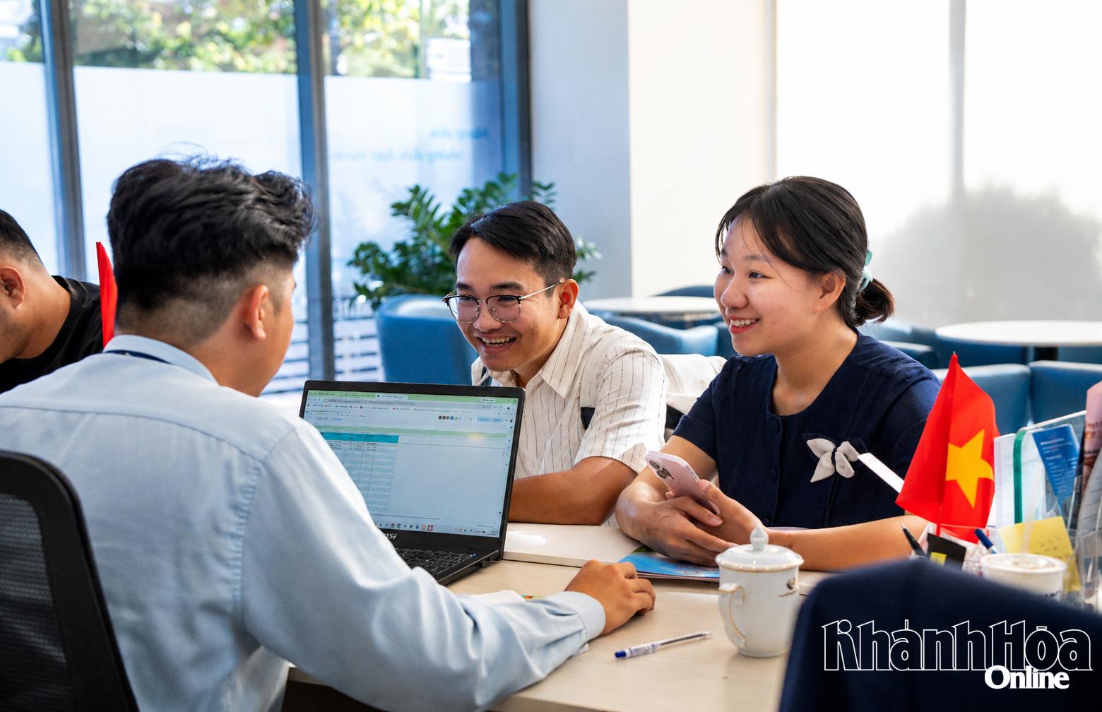 Người dân làm các thủ tục chọn căn hộ.