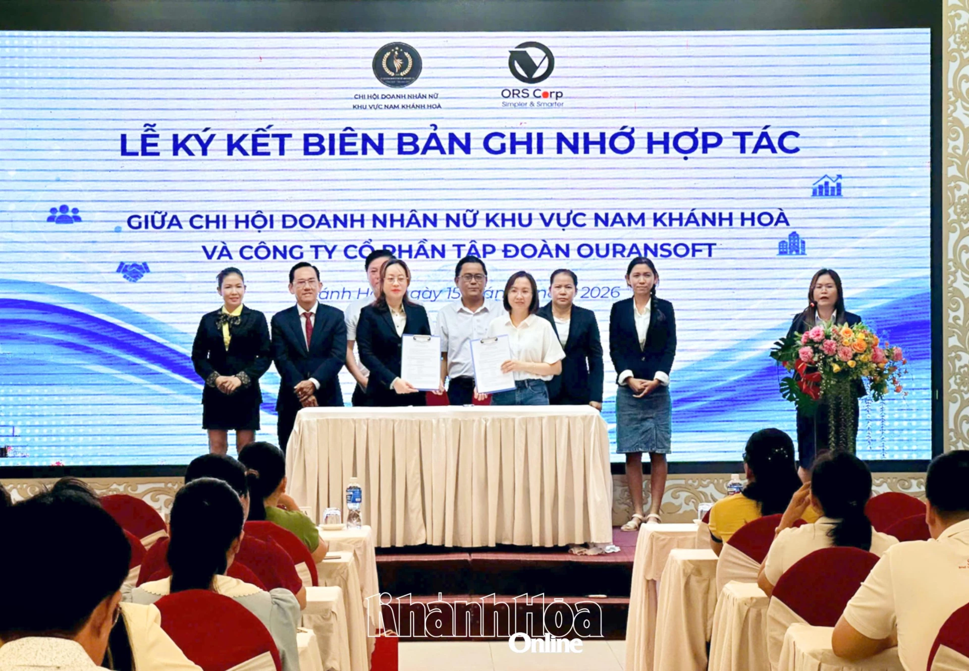Đại diện Công ty Cổ phần Tập đoàn Ouransoft và Hội Doanh nhân nữ khu vực Nam Khánh Hòa ký kết biên bản ghi nhớ hợp tác (MOU).