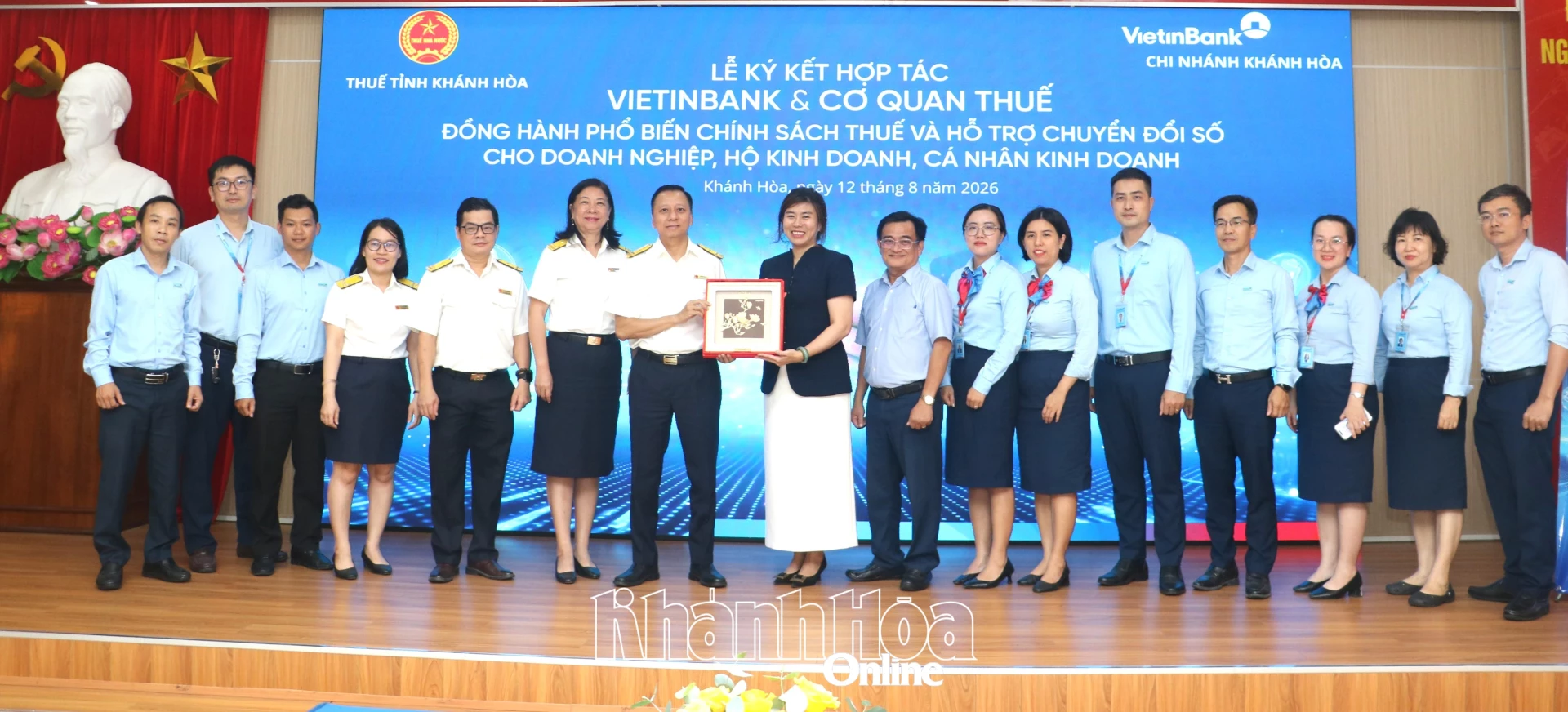 VietinBank Chi nhánh Khánh Hòa tặng quà lưu niệm cho Thuế tỉnh Khánh Hòa.