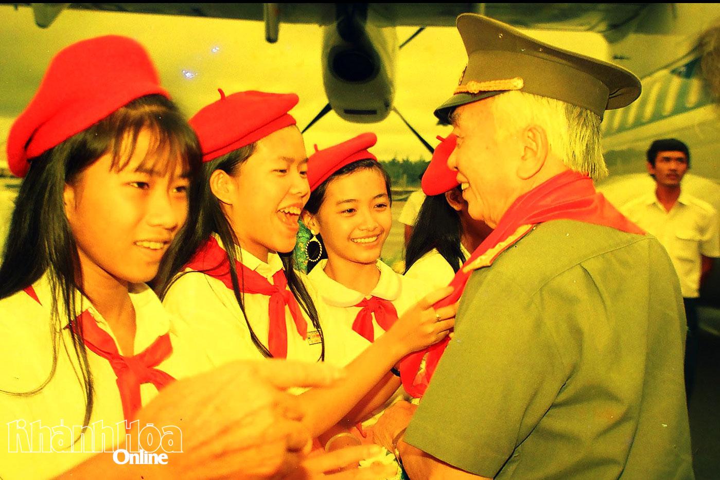 Các em thiếu nhi chào đón Đại tướng Võ Nguyên Giáp thăm tỉnh Khánh Hòa năm 1993. Ảnh: NGUYỄN VIẾT THÁI