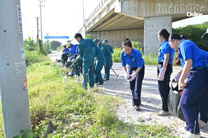Đoàn phường Tây Nha Trang ra quân 30 ngày cao điểm vệ sinh môi trường