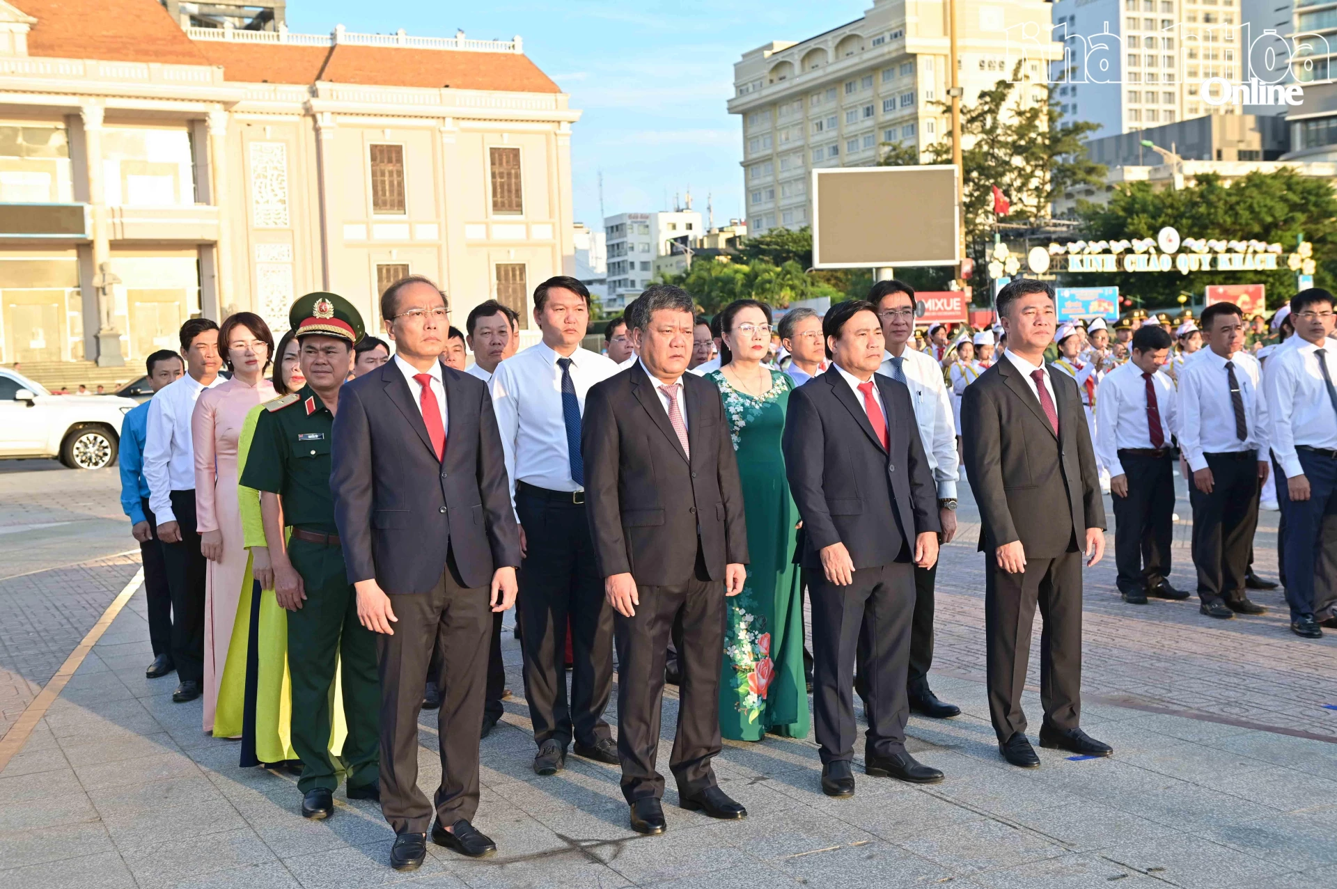 Đồng chí Bí thư Tỉnh ủy Trần Phong cùng các đồng chí lãnh đạo tỉnh tham dự Lễ chào cờ.