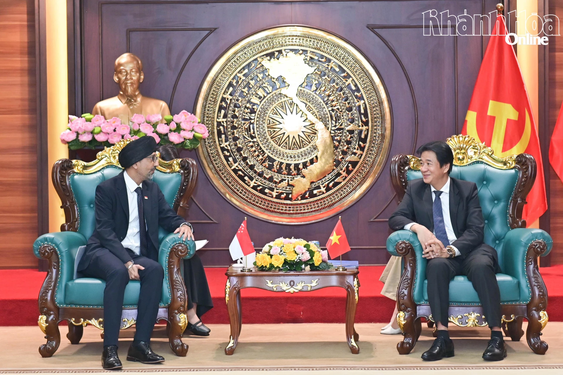 Đồng chí Nguyễn Long Biên và Đại sứ Rajpal Singh trao đổi tại buổi tiếp.