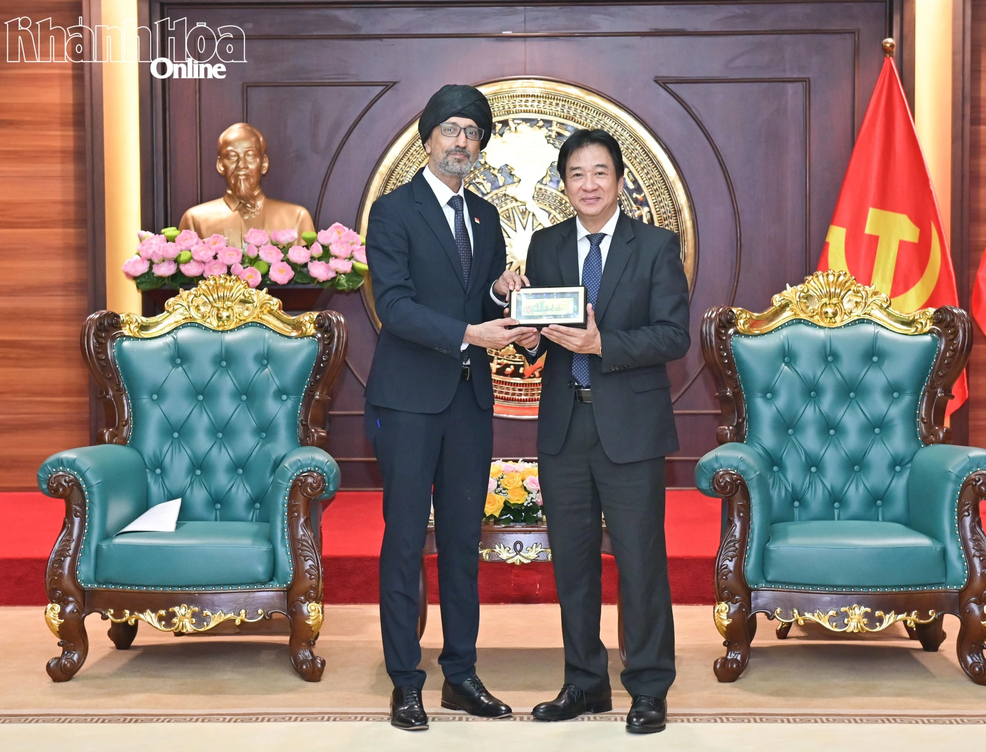 Đại sứ Rajpal Singh tặng quà lưu niệm cho đồng chí Nguyễn Long Biên
