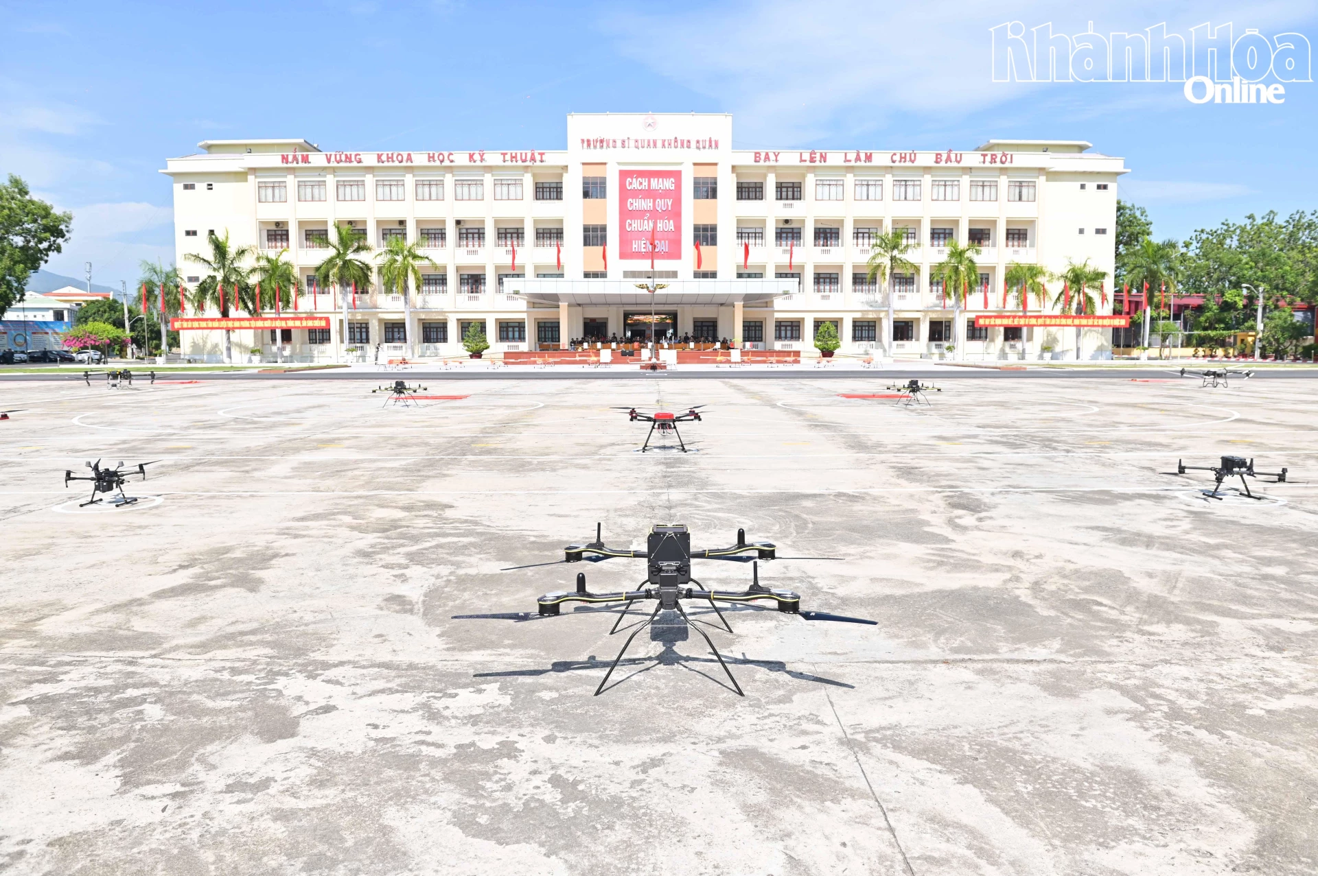 Các loại UAV phục vụ huấn luyện sẵn sàng chiến đấu được triển khai bay trình diễn.