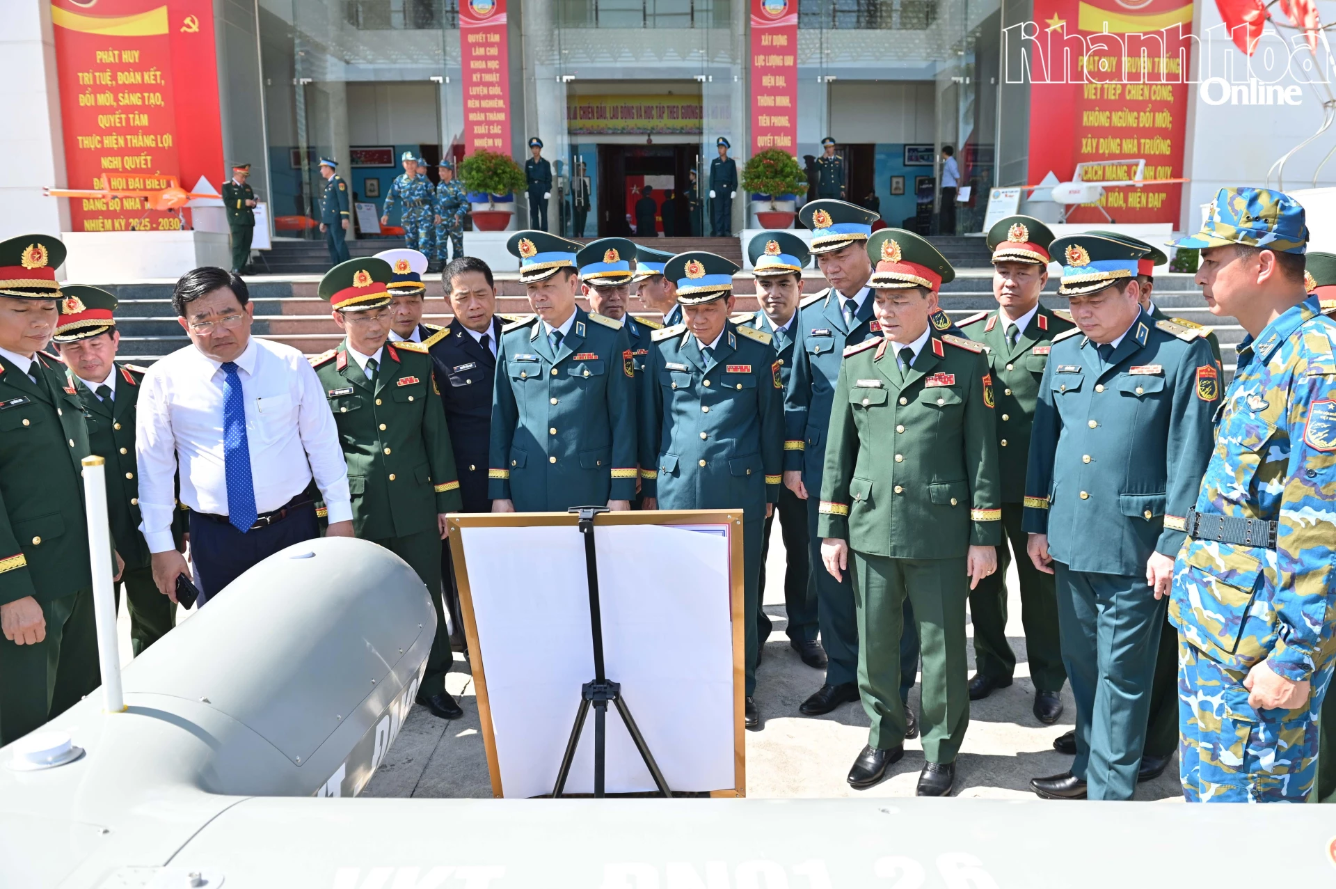 Các đại biểu tham quan trưng bày UAV.