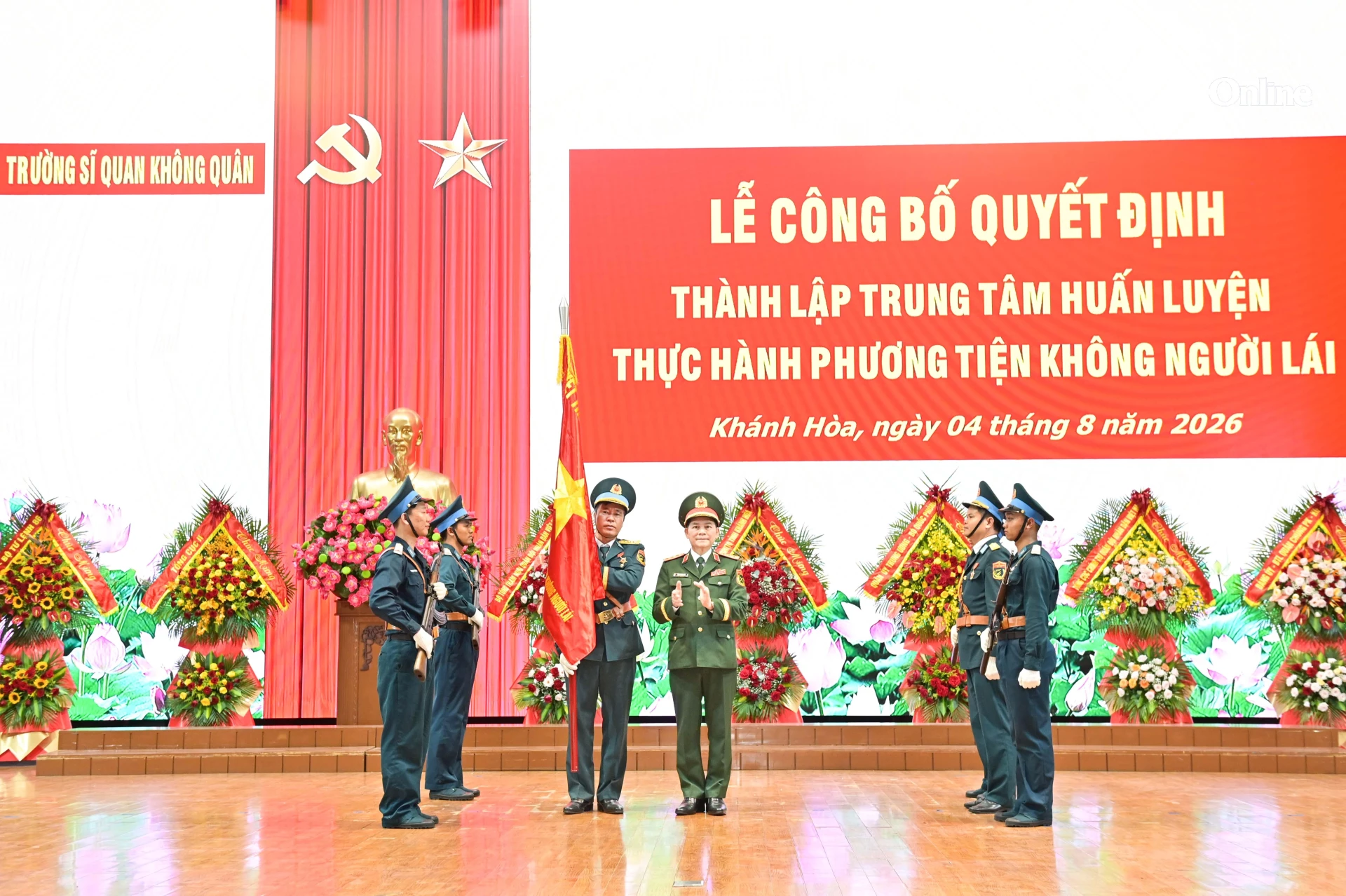 Thượng tướng Phạm Trường Sơn trao Quân kỳ Quyết thắng cho Trung tâm Huấn luyện thực hành phương tiện không người lái.