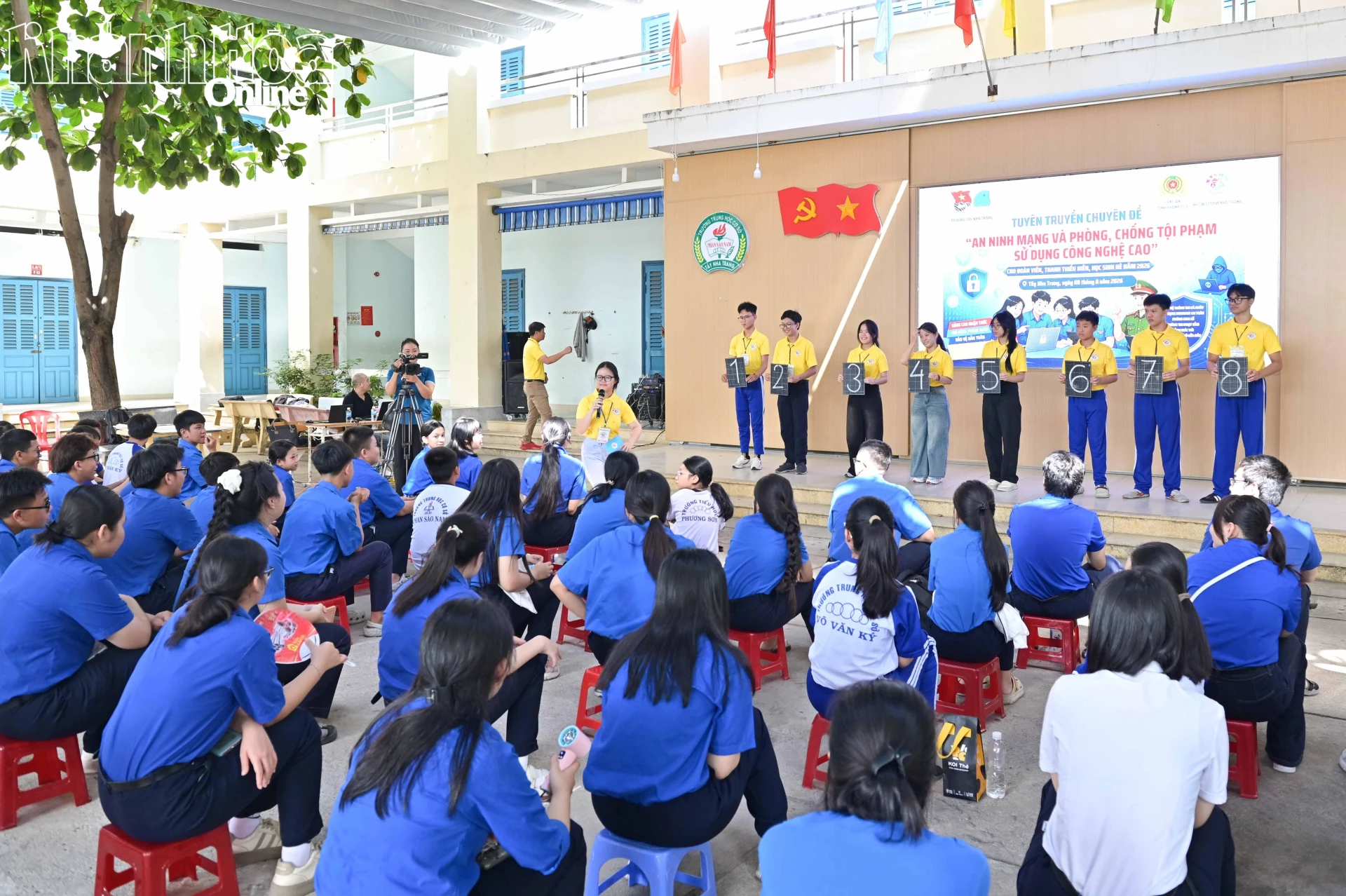 Các đoàn viên, thanh niên tham gia hoạt động tương tác, tìm hiểu kiến thức.