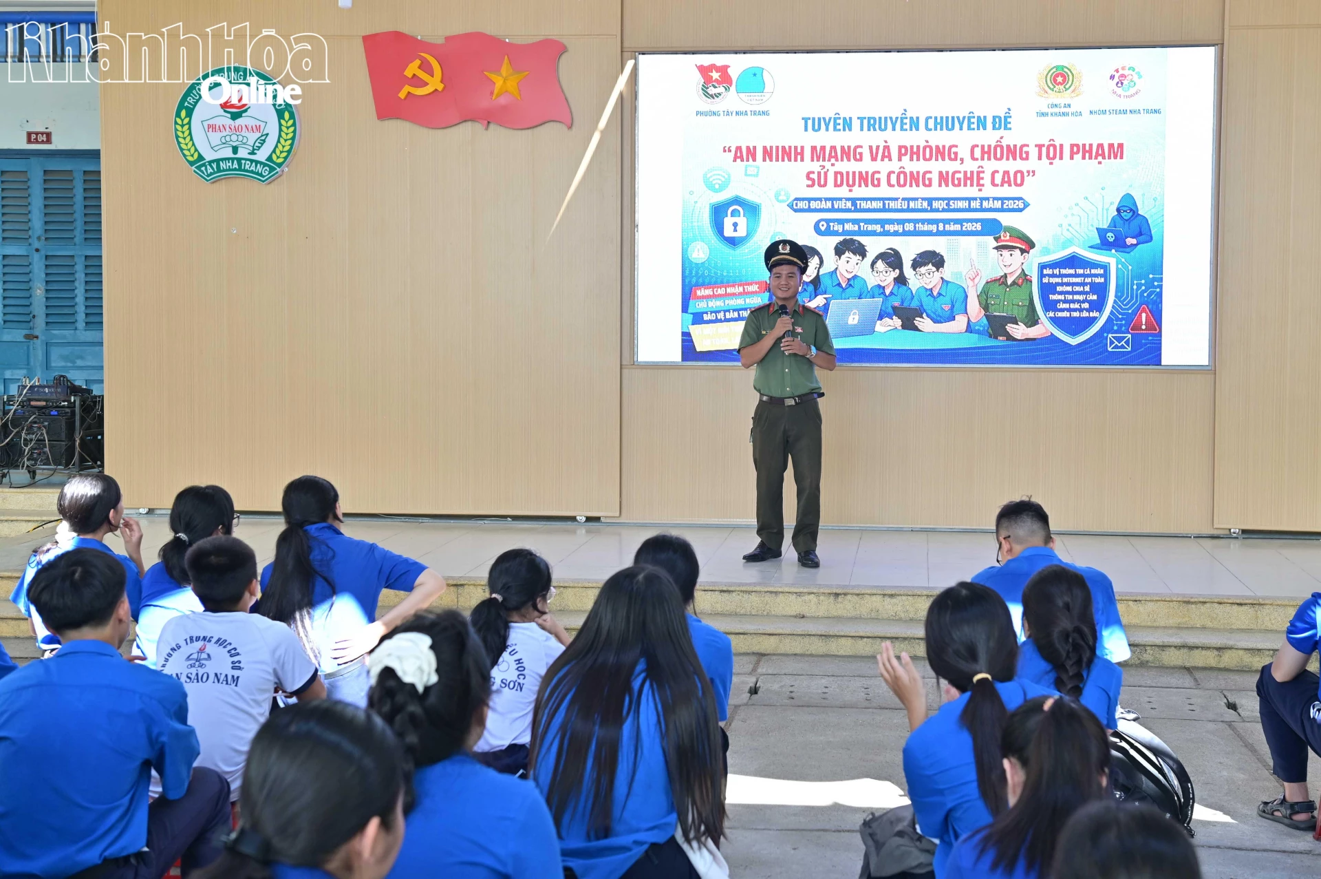 Các đoàn viên, thanh niên được cán bộ Phòng An ninh chính trị nội bộ Công an tỉnh tuyên truyền về các thủ đoạn, phương thức lừa đảo trực tuyến.