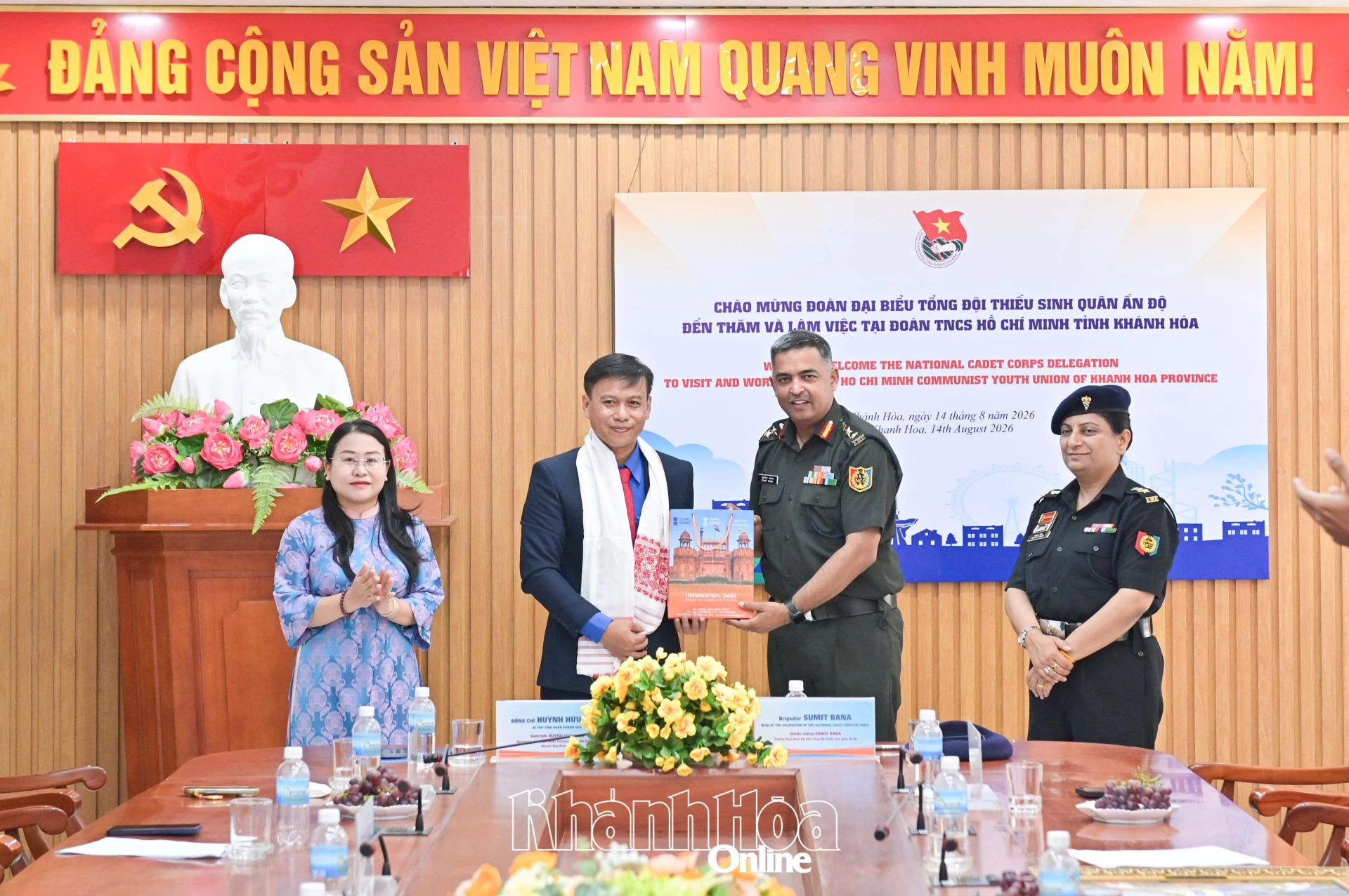 Chuẩn tướng Sumit Bana tặng quà đến lãnh đạo Tỉnh đoàn Khánh Hòa.