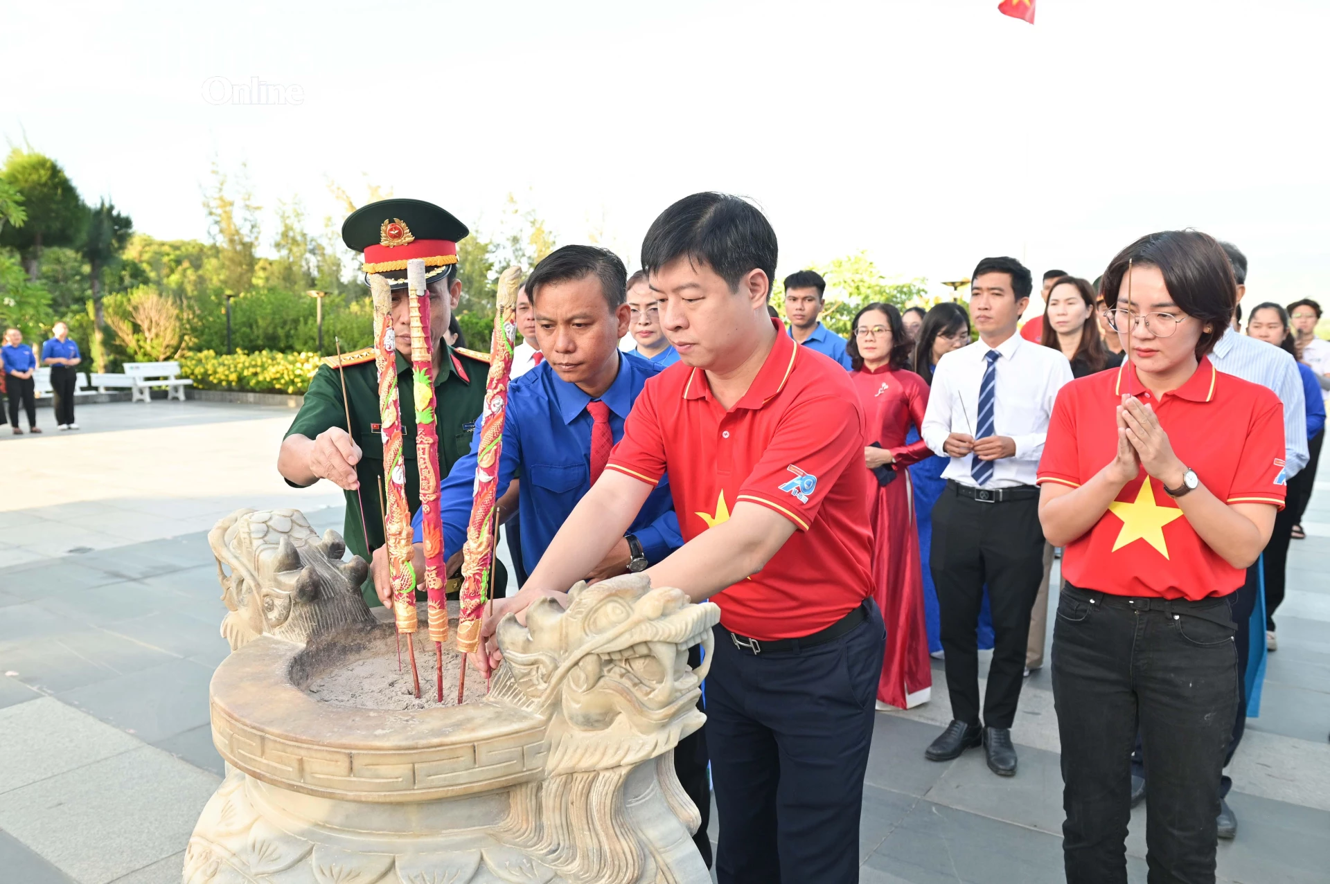 Các đại biểu Trung ương Hội Liên hiệp Thanh niên Việt Nam phối hợp với Tỉnh đoàn - Hội Liên hiệp Thanh niên Việt Nam tỉnh dâng hương tại Khu tưởng niệm Chiến sĩ Gạc Ma.