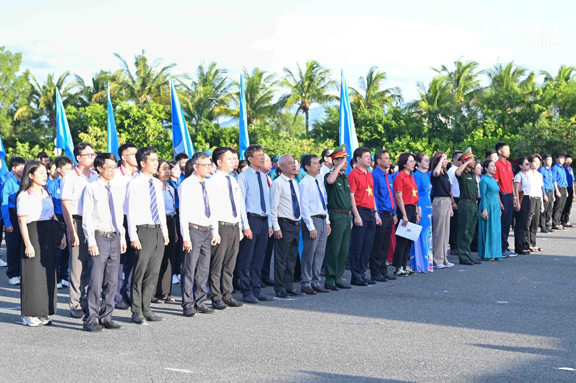 Các đại biểu thực hiện nghi thức chào cờ.