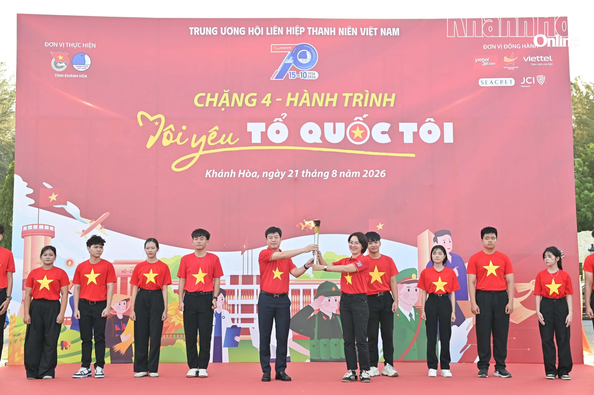 Nghi thức chuyển giao ngọn đuốc Hành trình Tôi yêu Tổ quốc tôi tới tuổi trẻ tỉnh Khánh Hòa.