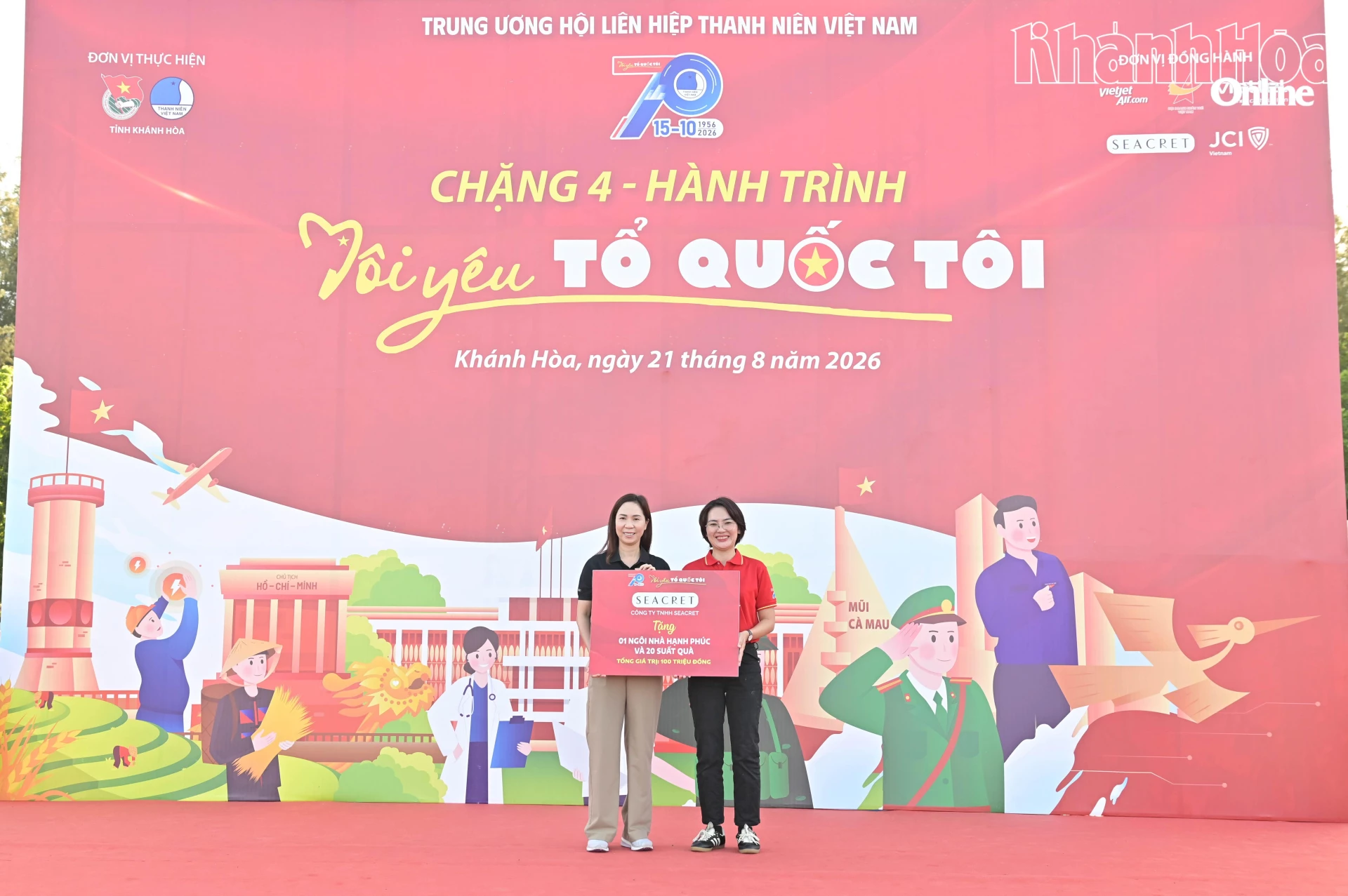 Công ty TNHH Seacret trao bảng tượng trưng hỗ trợ công trình “Ngôi nhà hạnh phúc” cùng các phần quà cho người dân khó khăn.