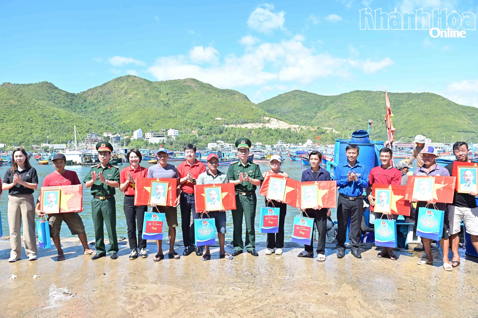 Sau chương trình, các đại biểu đến thăm, tặng nhiều phần quà cho ngư dân có hoàn cảnh khó khăn tại khu vực bến cá dân sinh Vĩnh Trường.