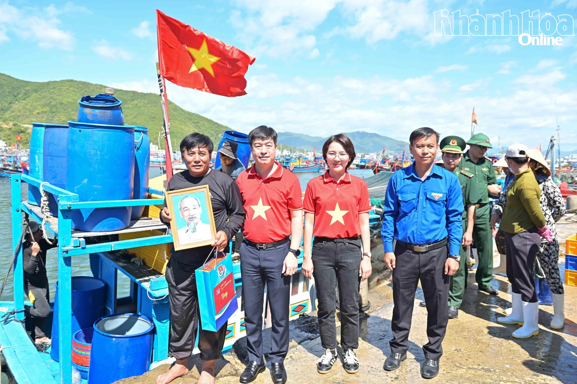 Tặng cờ Tổ quốc, ảnh chân dung Chủ tịch Hồ Chí Minh và quà cho các ngư dân vươn khơi bám biển.