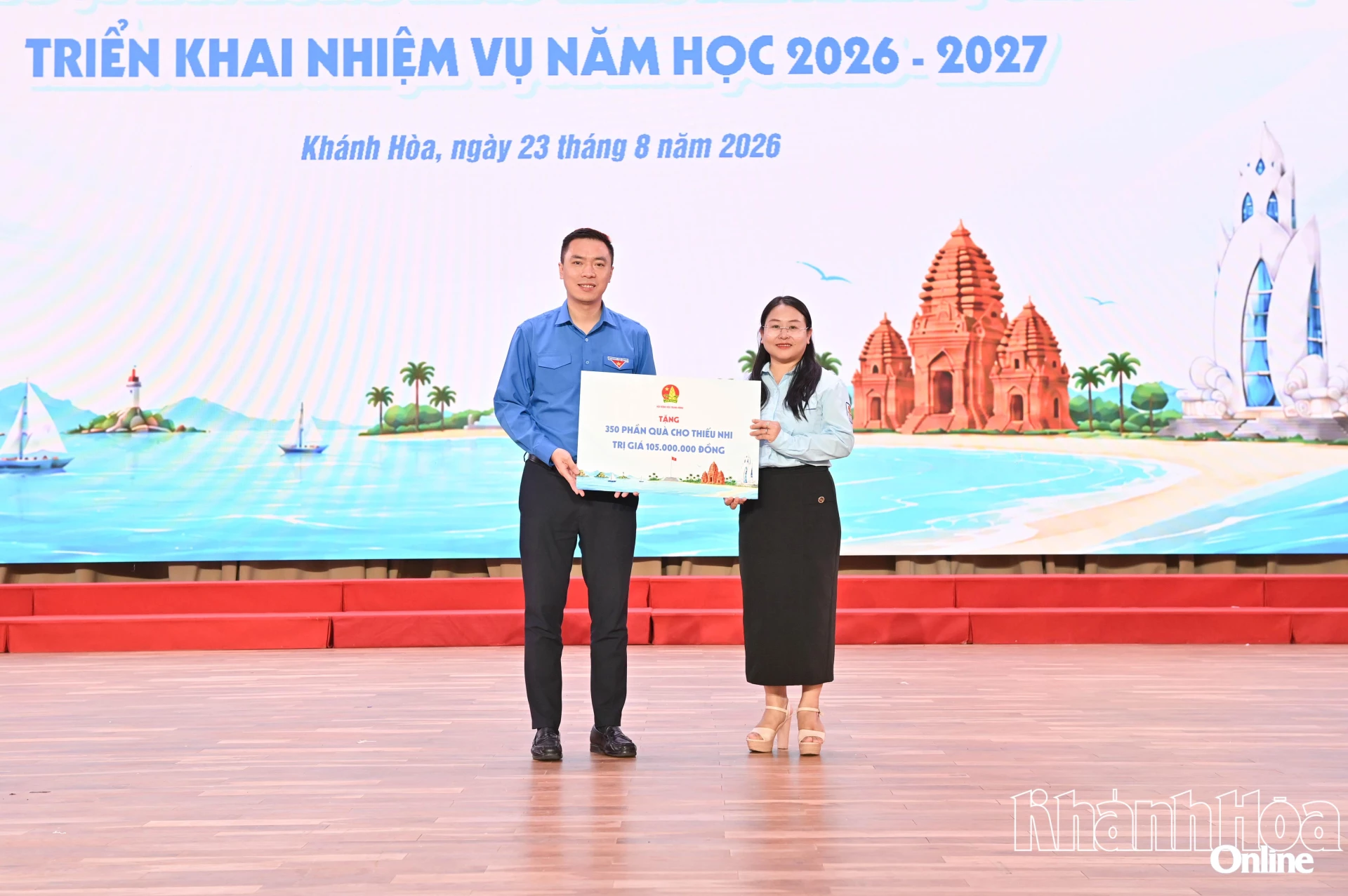 Hội đồng Đội Trung ương trao bảng tượng trưng 350 phần quà cho Hội đồng Đội tỉnh Khánh Hòa để hỗ trợ các thiếu nhi khó khăn.