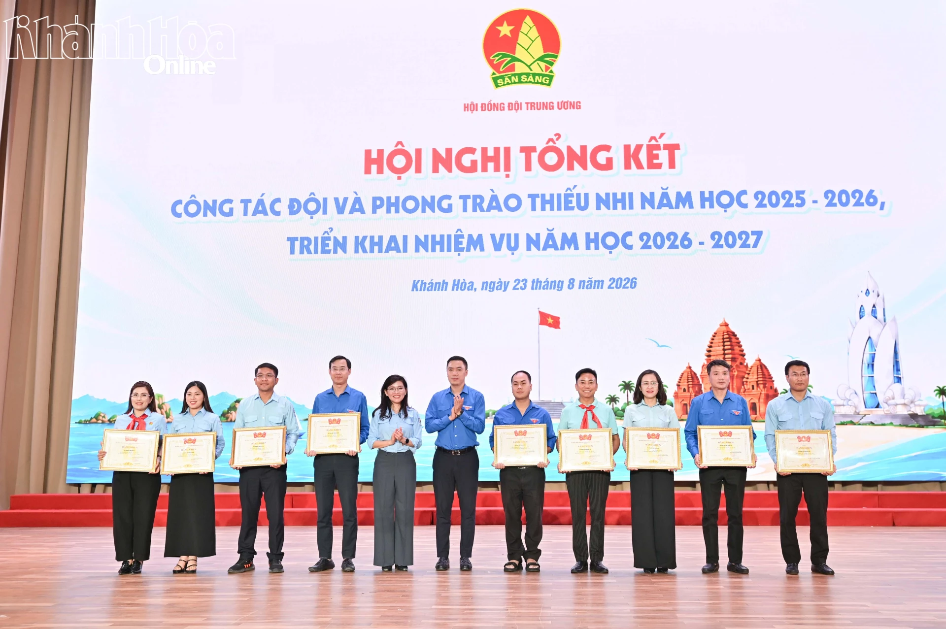 Các đại biểu trao bằng khen của Hội đồng Đội Trung ương cho các tập thể.